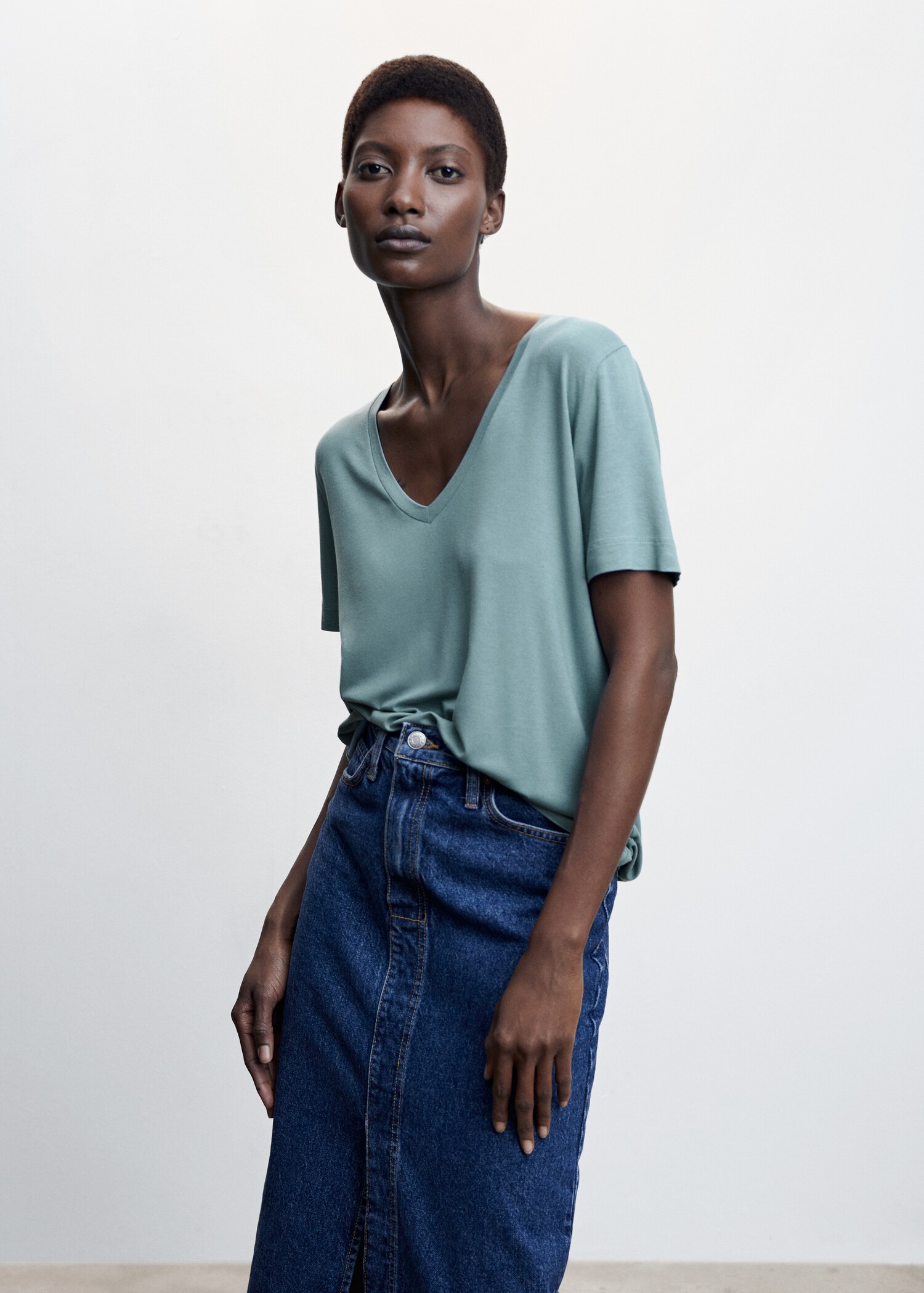 V-neck flowy t-shirt - Medium plane