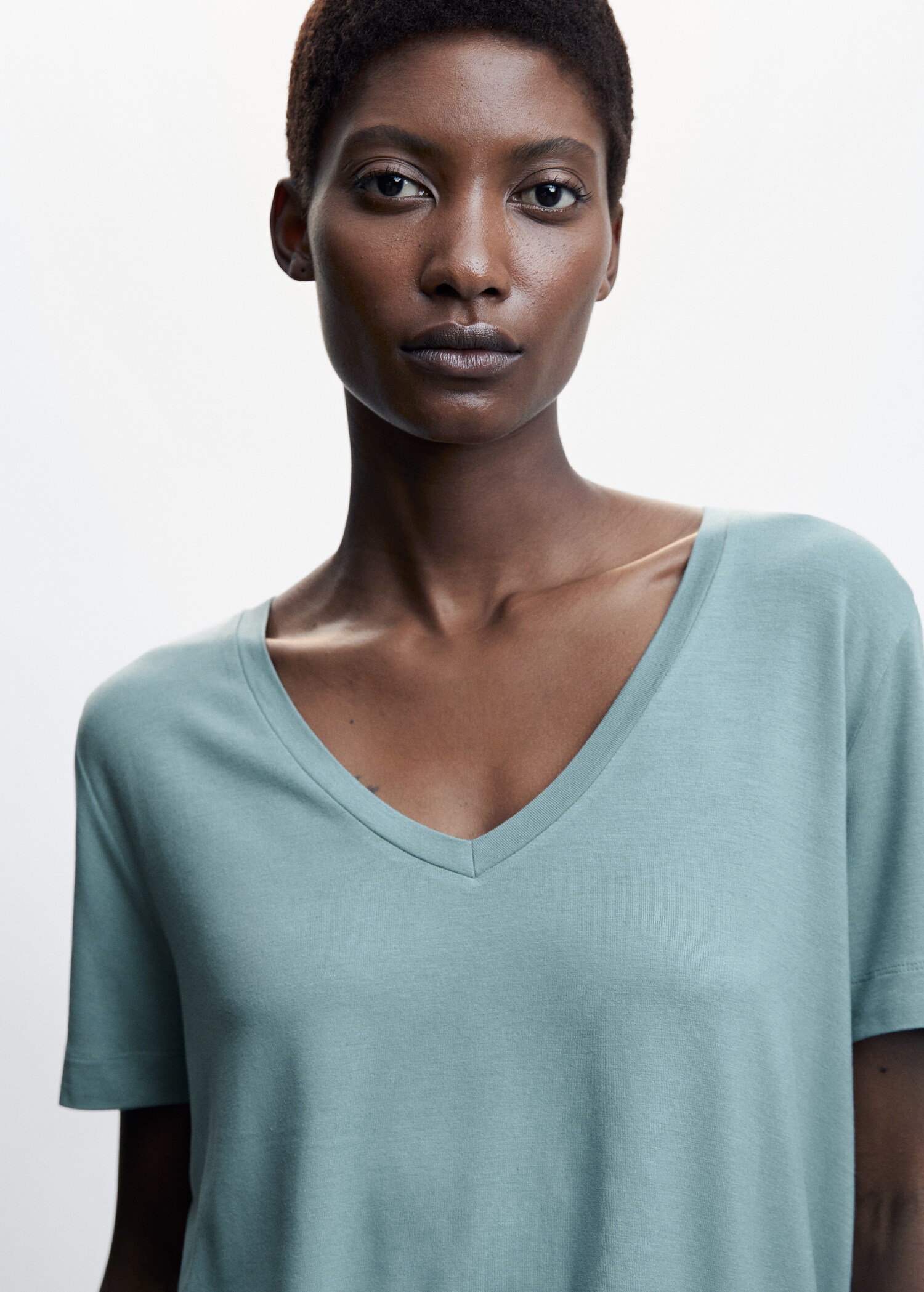 V-neck flowy t-shirt - Details of the article 1