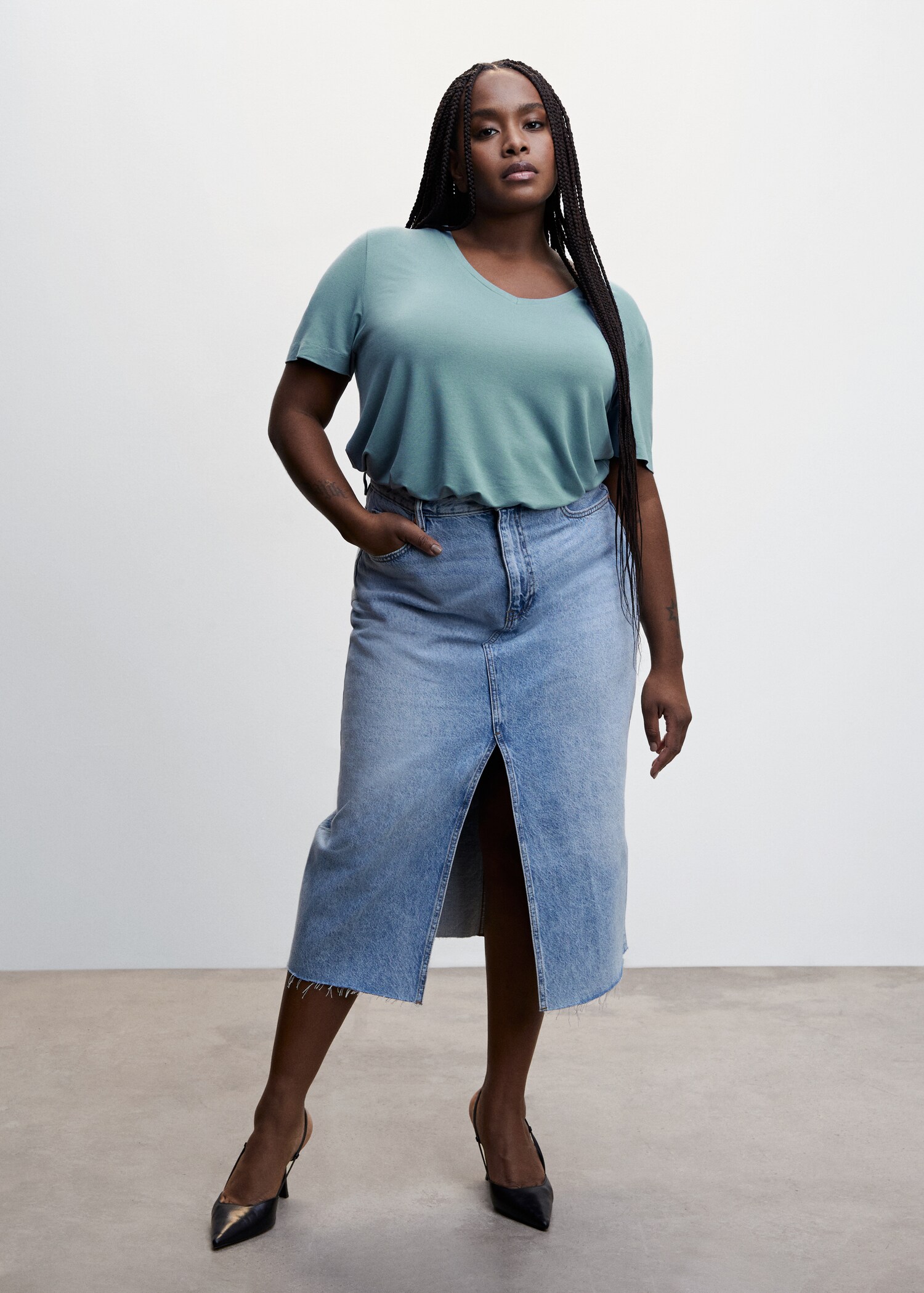 V-neck flowy t-shirt - Details of the article 3