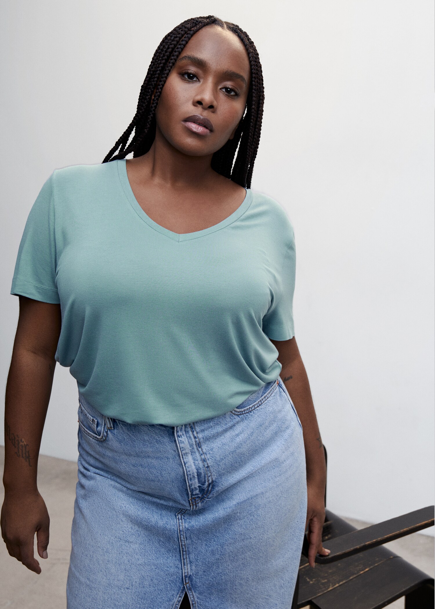 V-neck flowy t-shirt - Details of the article 4