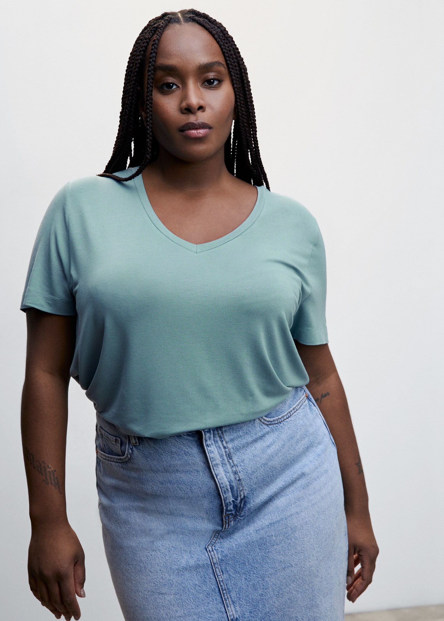 V-neck flowy t-shirt - Details of the article 5