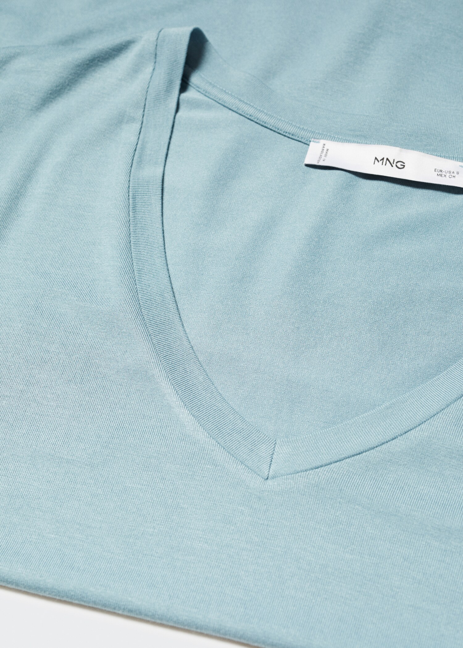 V-neck flowy t-shirt - Details of the article 8