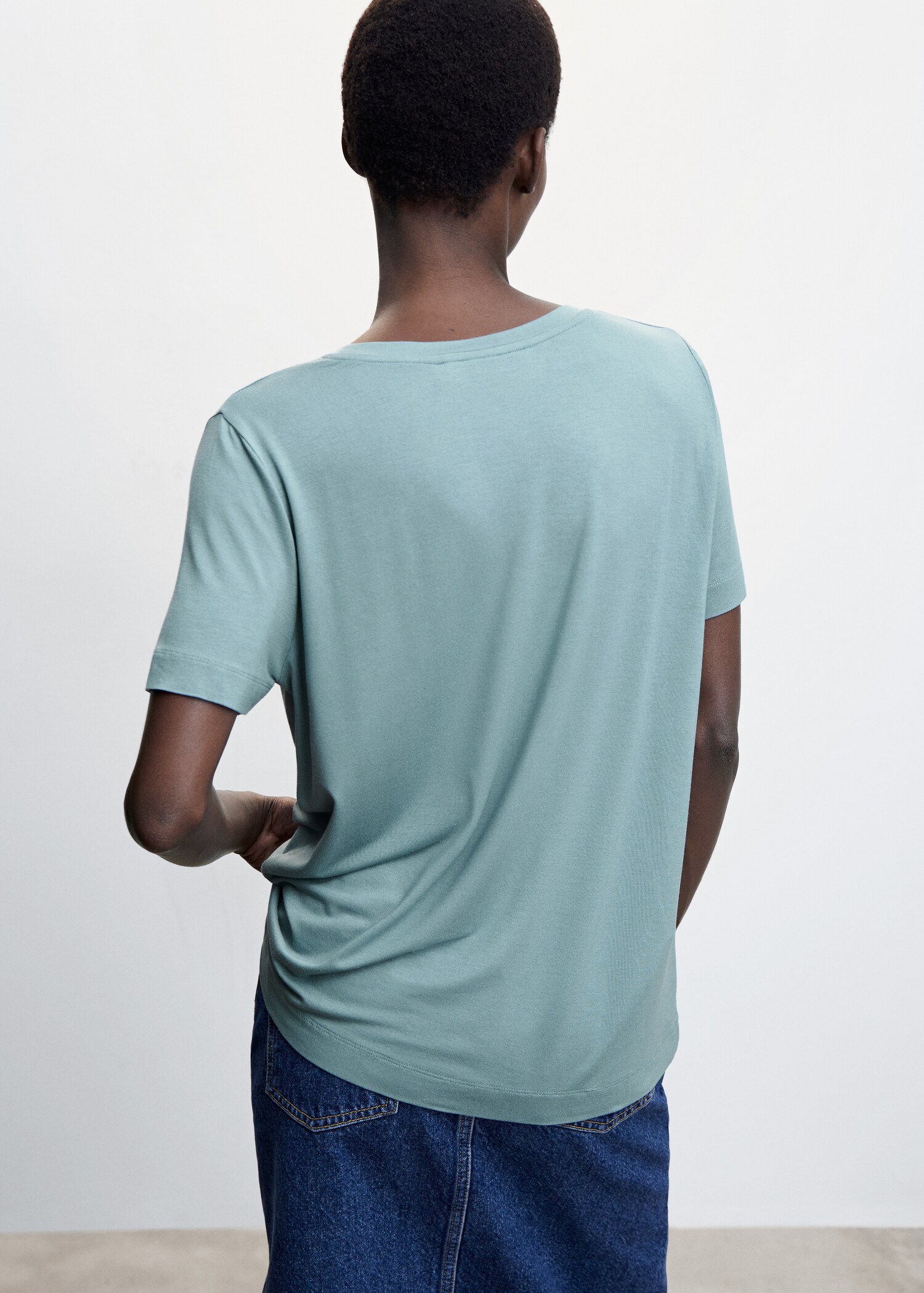 V-neck flowy t-shirt - Reverse of the article