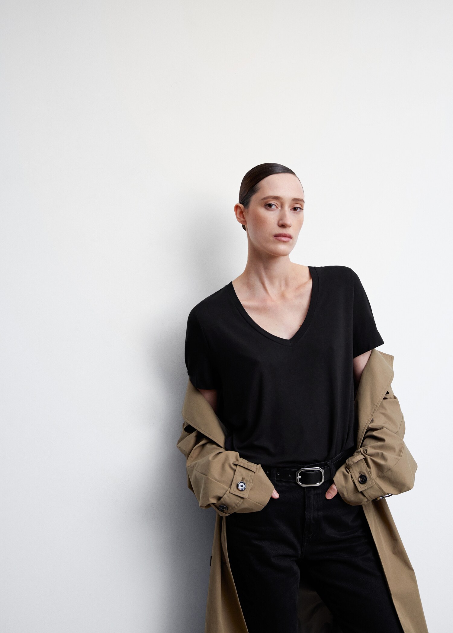 V-neck flowy t-shirt - Details of the article 1