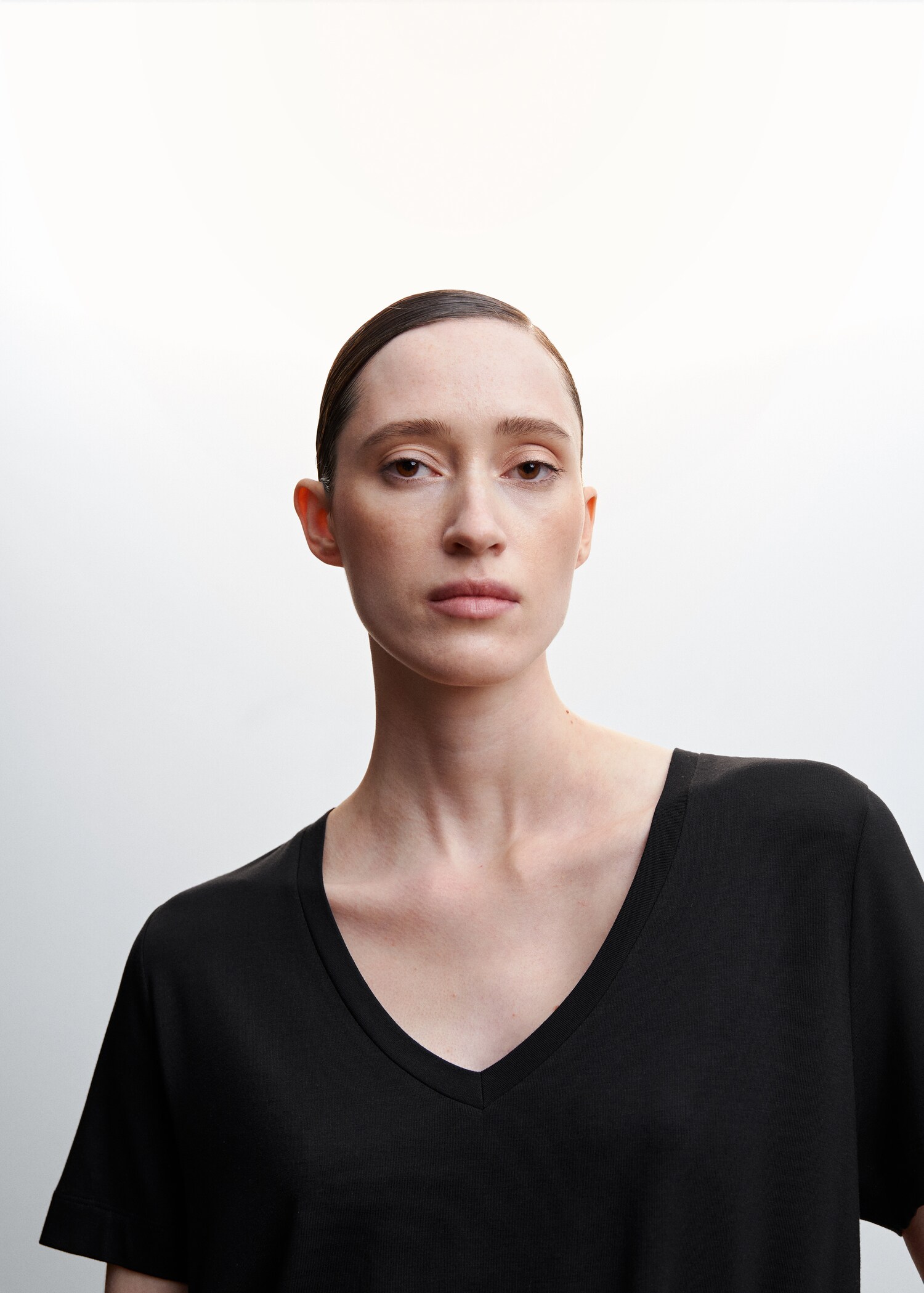 V-neck flowy t-shirt - Details of the article 6
