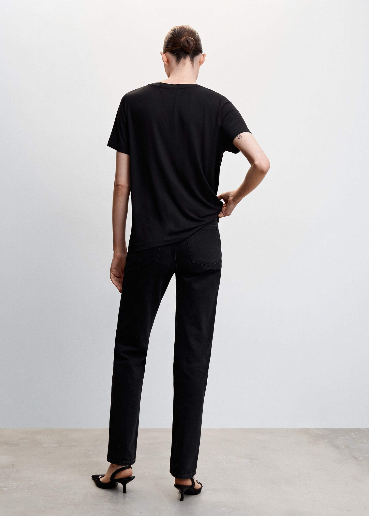 V-neck flowy t-shirt - Reverse of the article