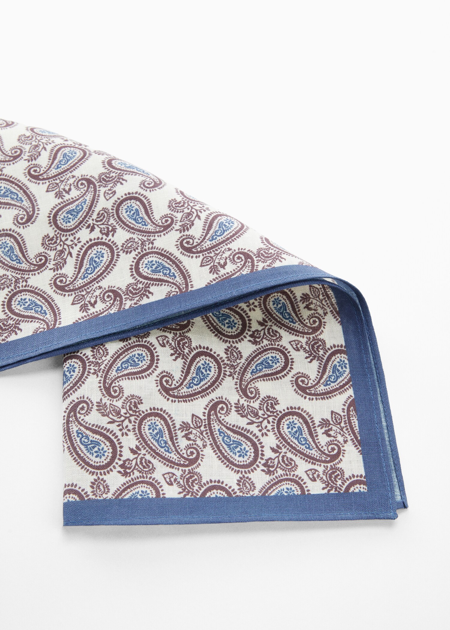 Pochette costume - Plan moyen
