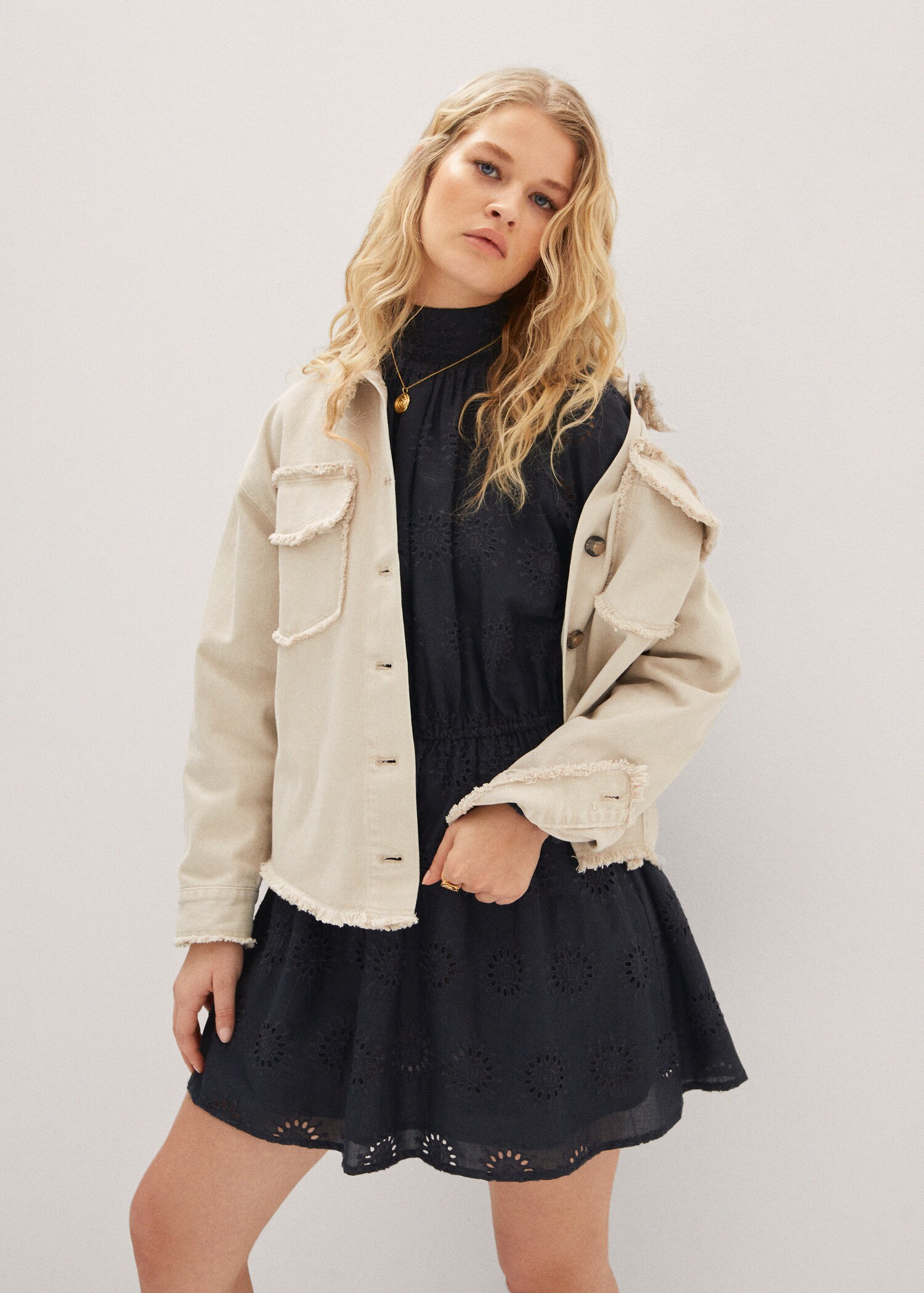 Overshirt din denim cu buzunare - Plan mediu