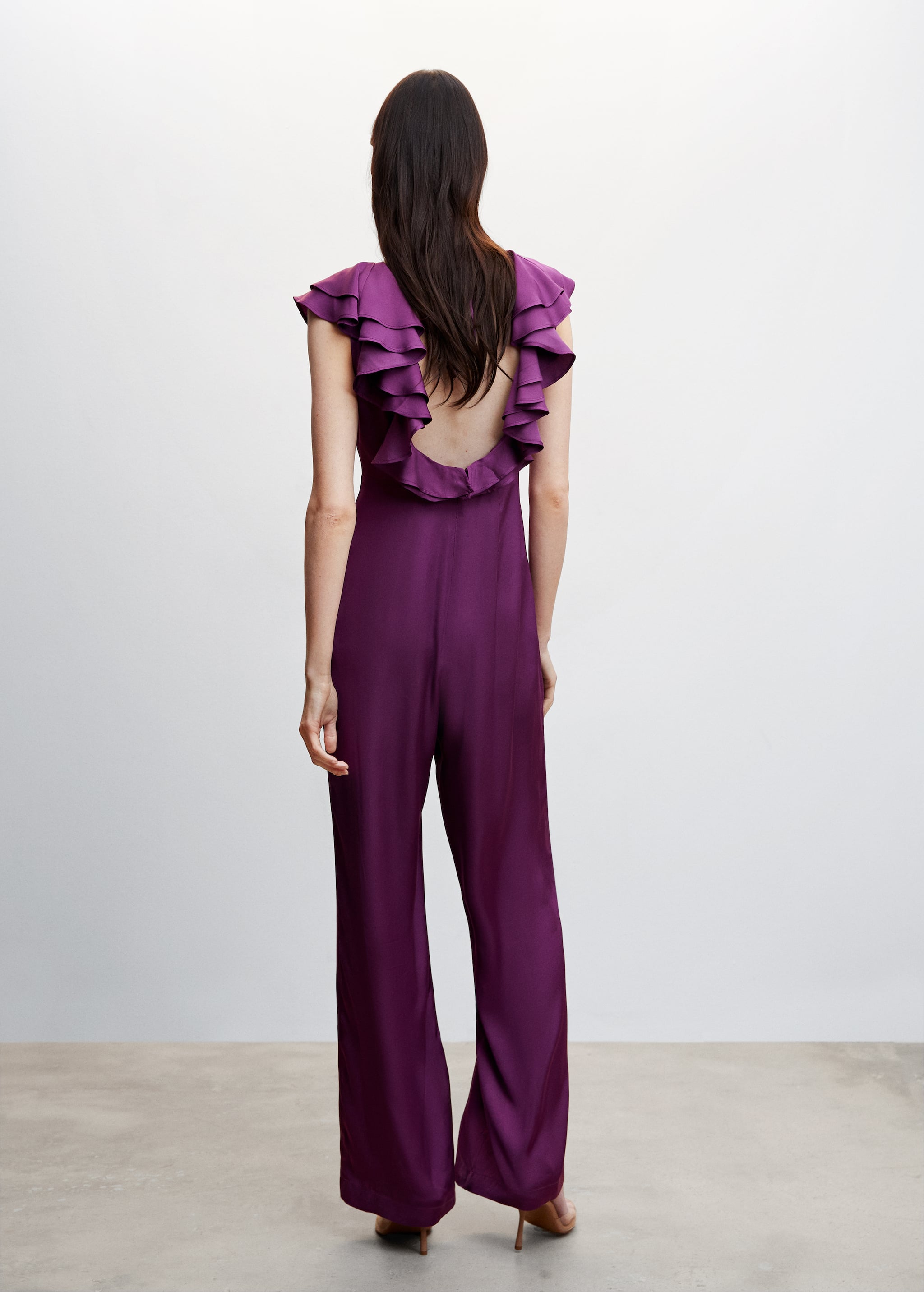 Ruffled jumpsuit with open back - Reverse of the article