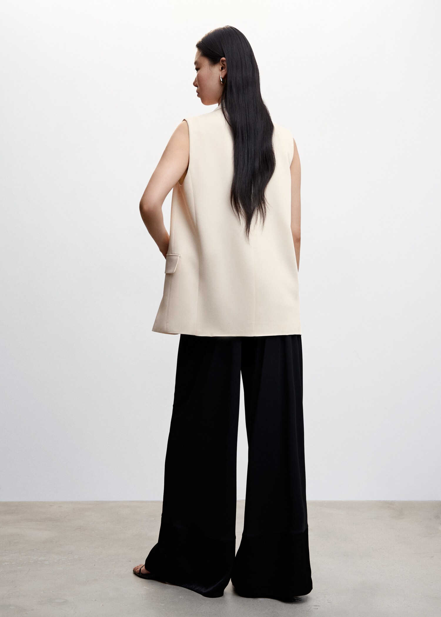 vest with pockets - Reverse of the article