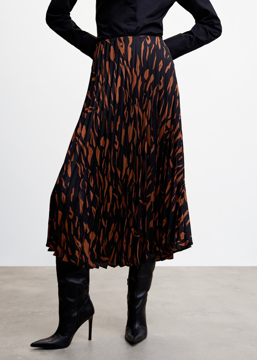 Abstract print pleated skirt