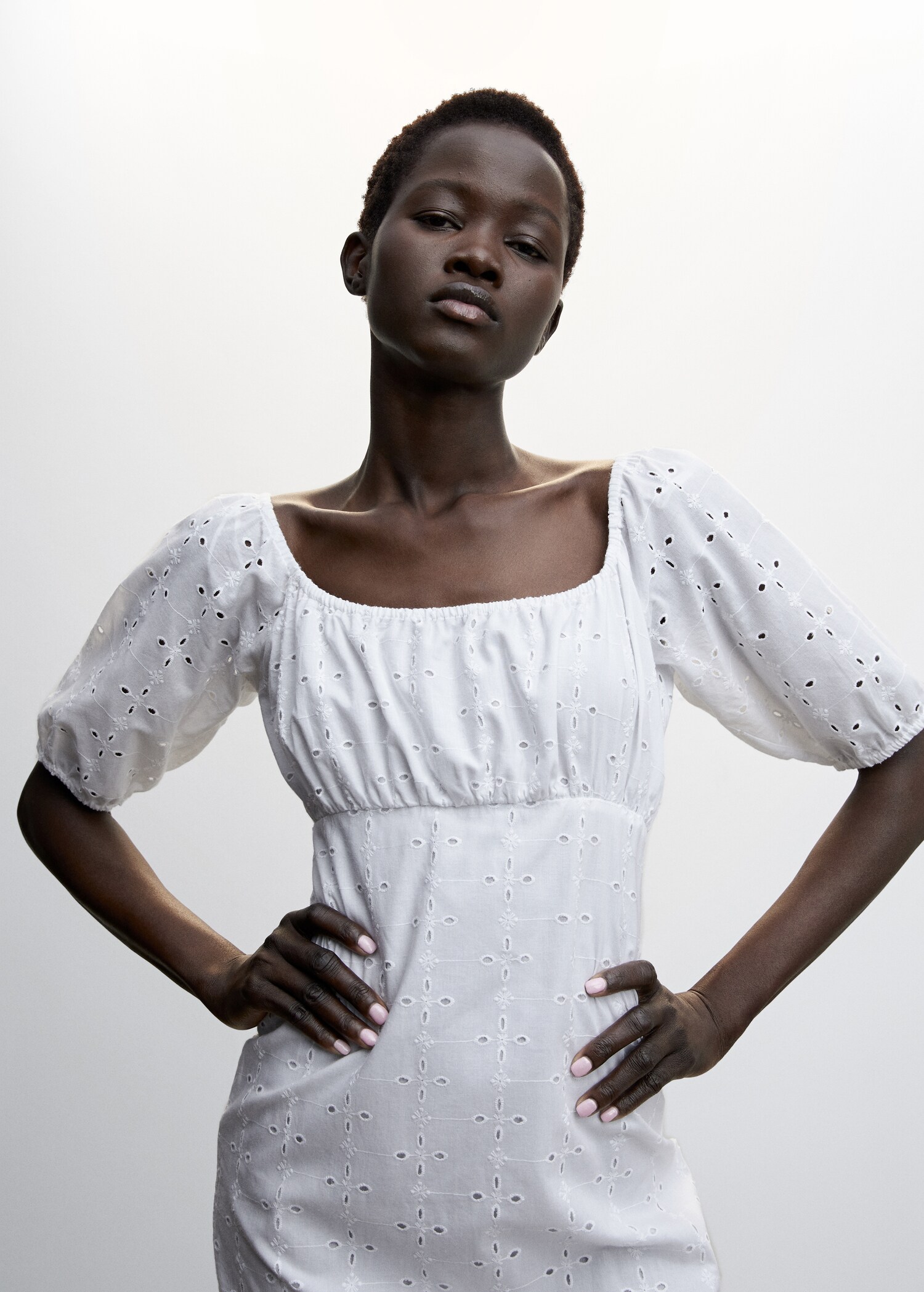 Vestido bordado suizo - Plano medio