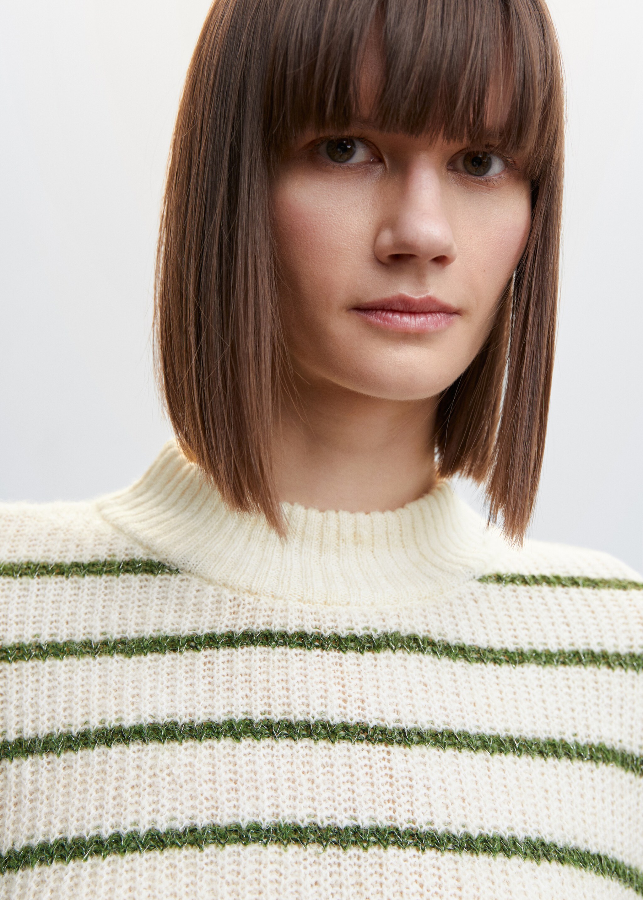 Gestreifter Pullover aus Lurexgewebe - Detail des Artikels 6, Khaki. Ref: 47091264-00.