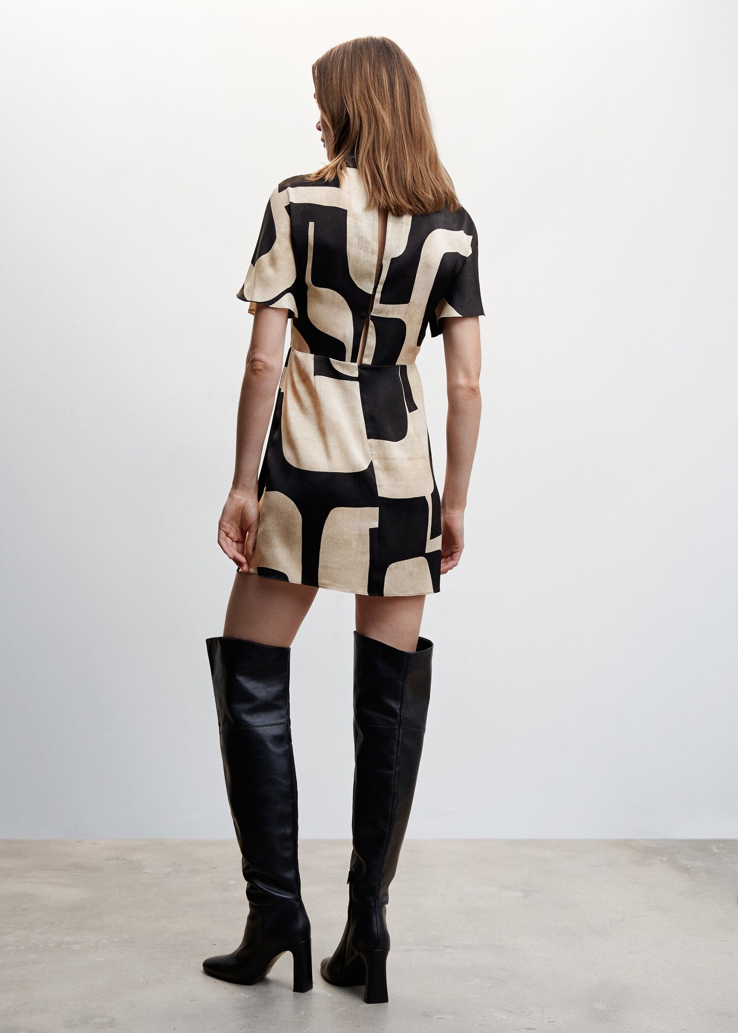 Gemustertes Kleid mit hohem Kragen - Rückseite des Artikels
