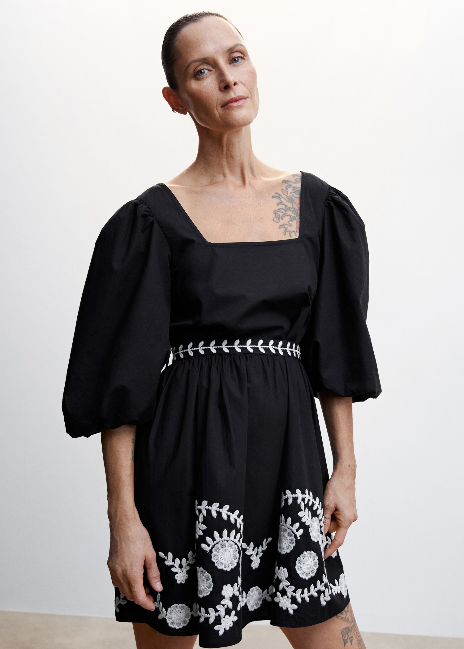 Embroidered short dress - Medium plane