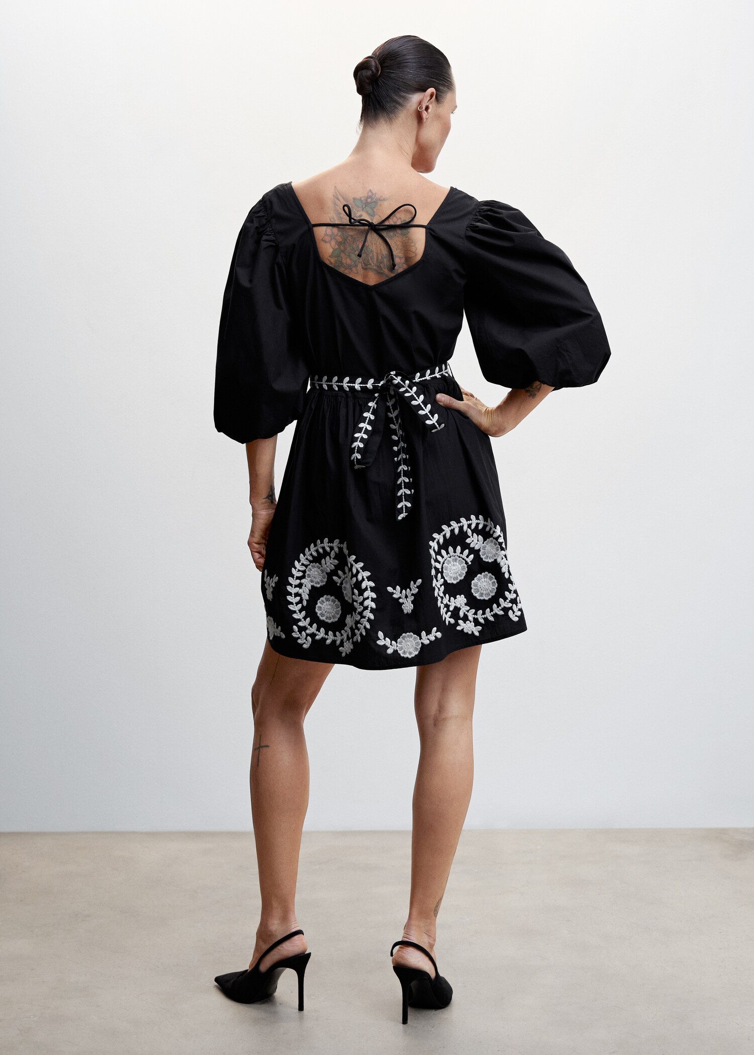Embroidered short dress - Reverse of the article