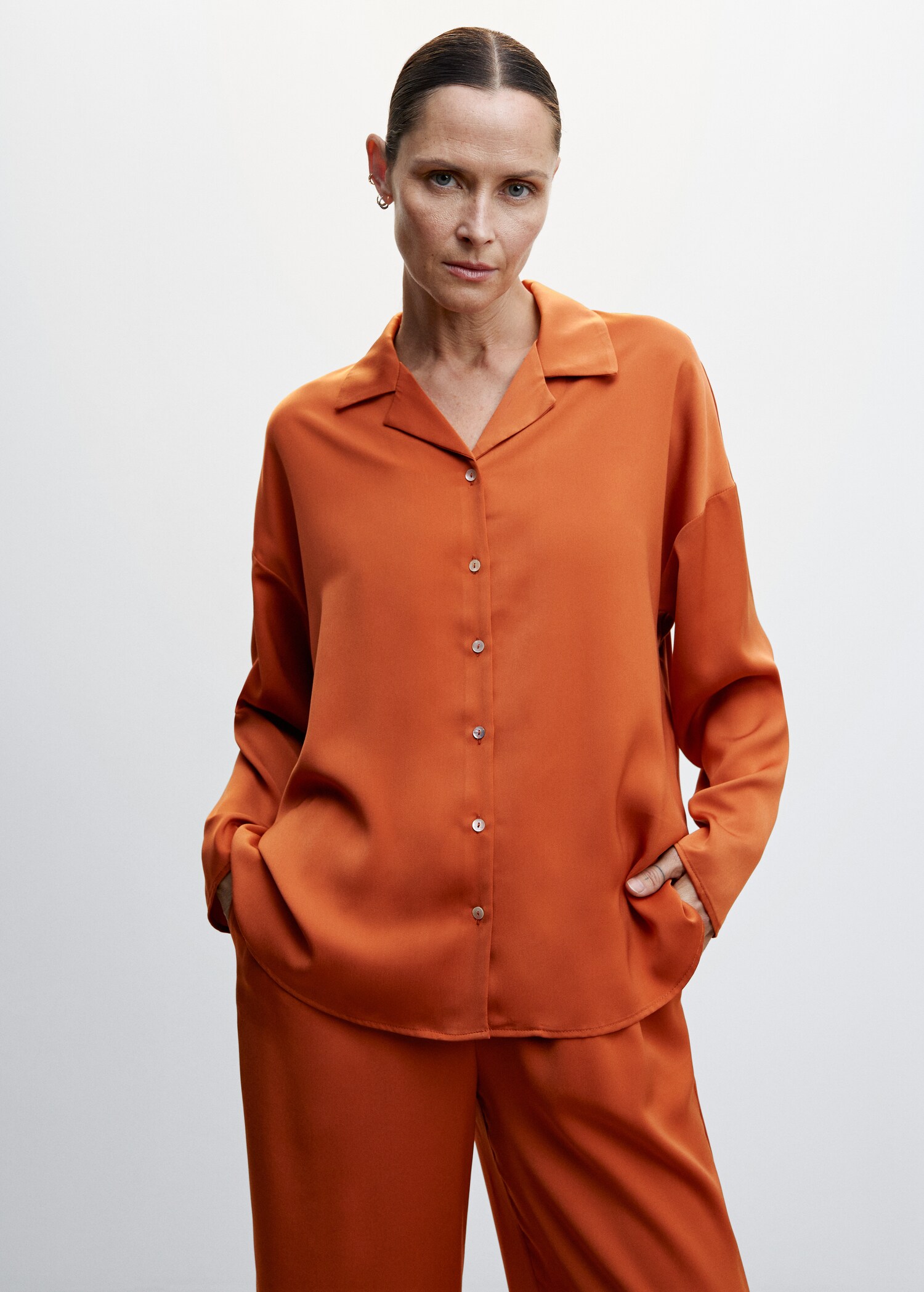Camisa satinada botones - Plano medio