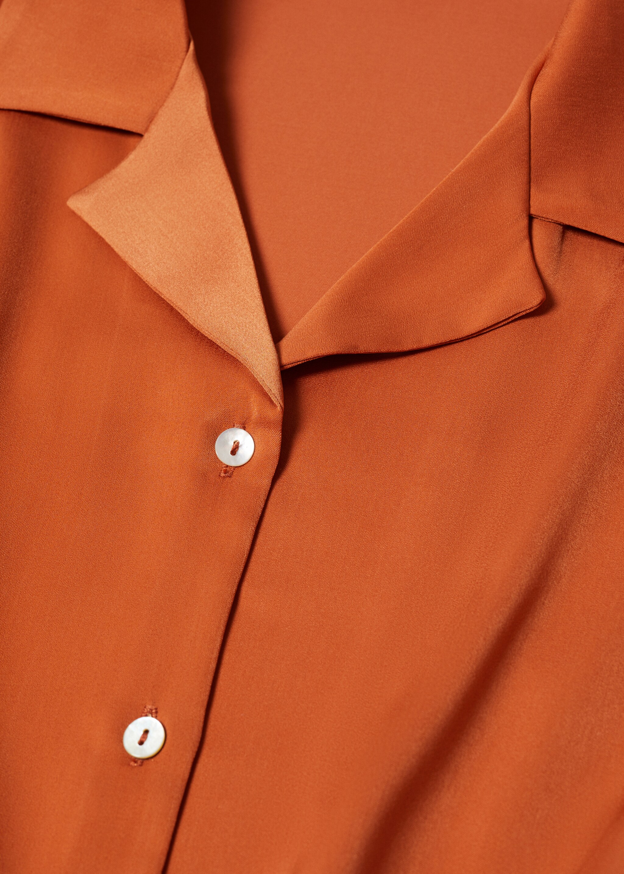 Chemise satinée boutons - Détail de l'article 8, Orange. Ref: 47094753-00.