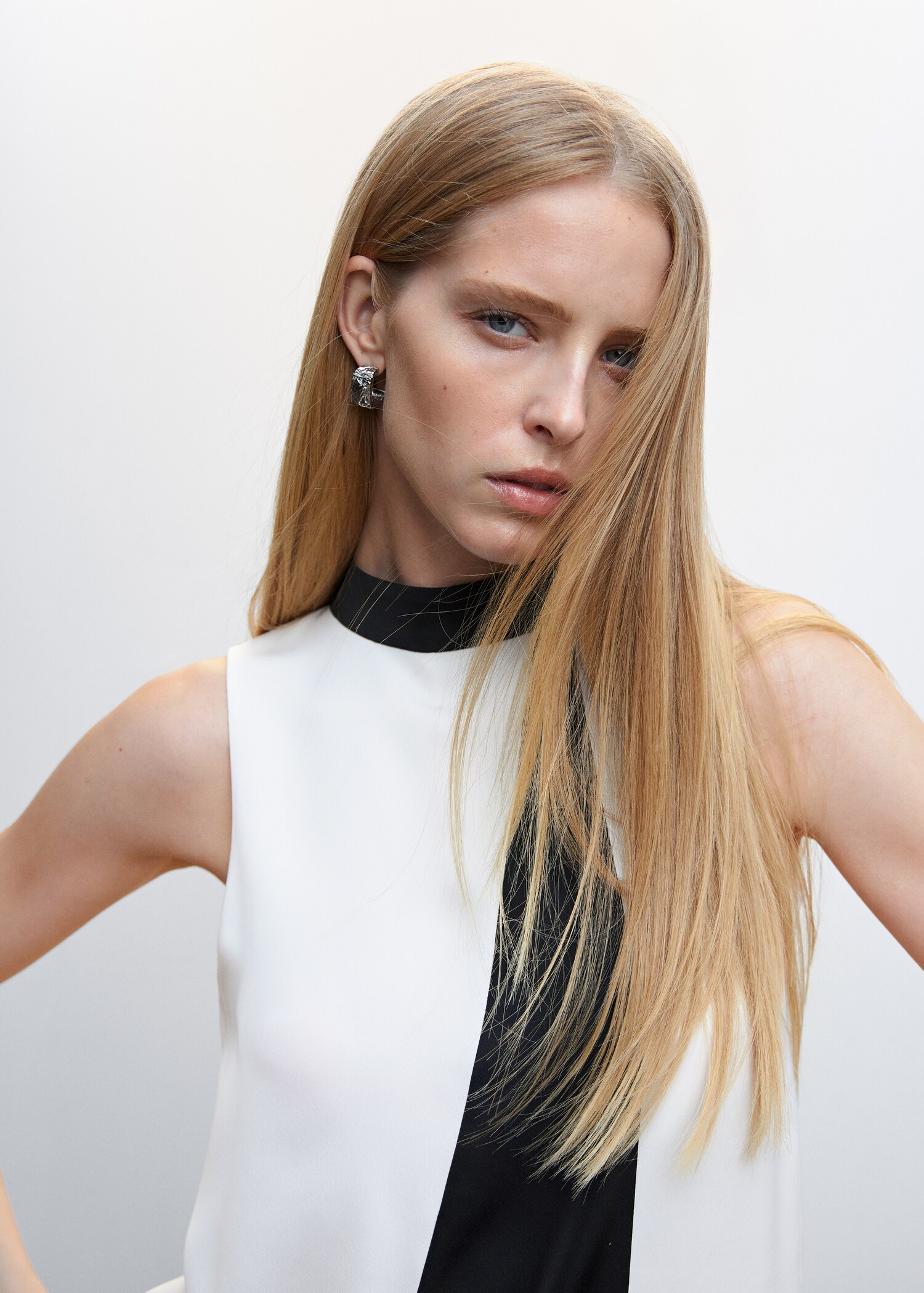 Two-tone blouse with bow - Details of the article 1