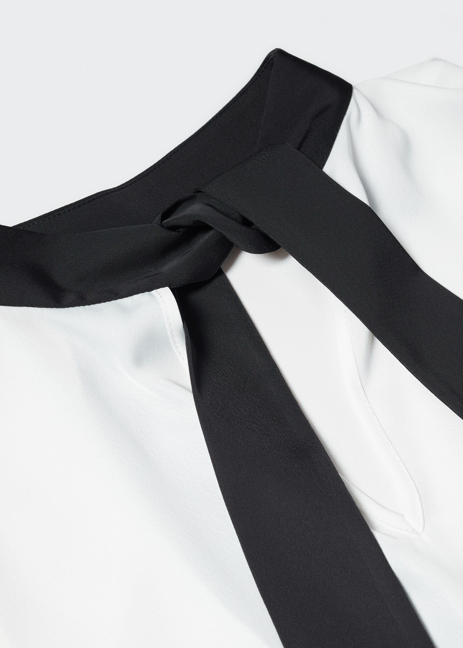 Two-tone blouse with bow - Details of the article 8
