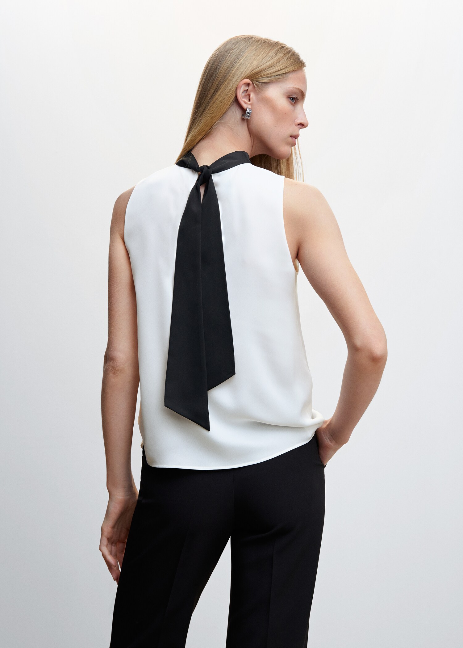 Two-tone blouse with bow - Reverse of the article