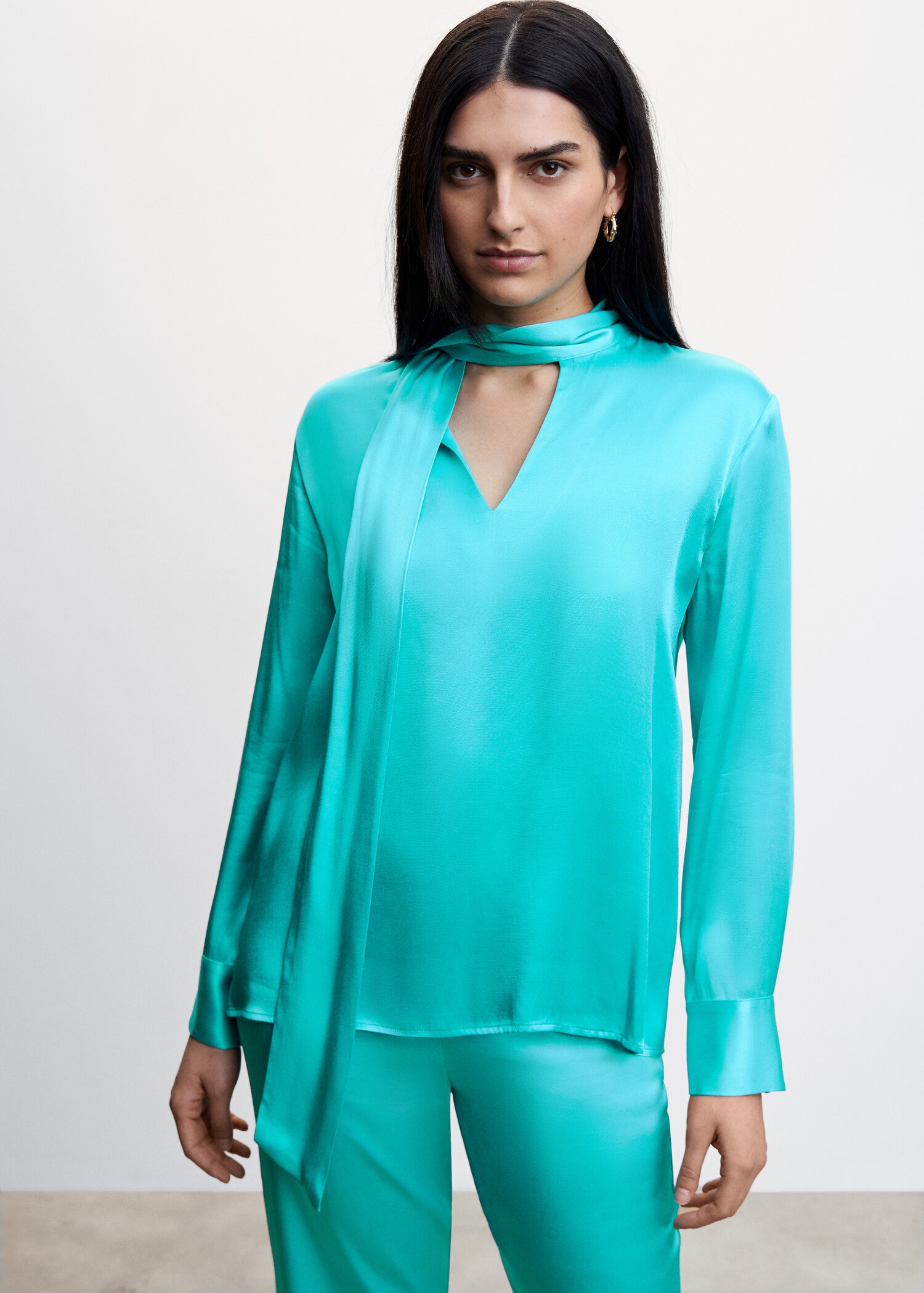 Satin blouse with bow collar - Medium plane