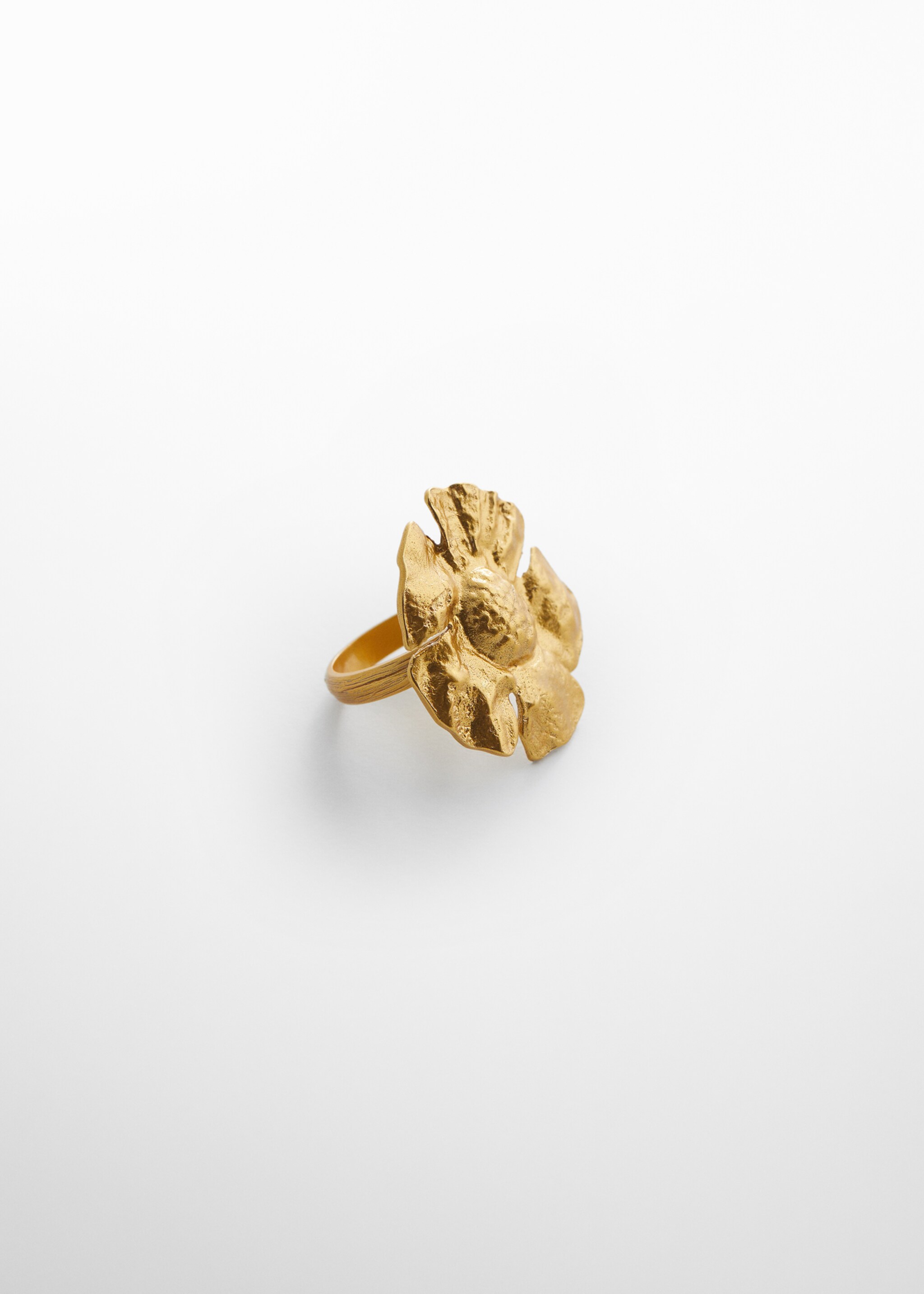 Textured flower ring - Article without model, Gold. Ref: 47097833-00.