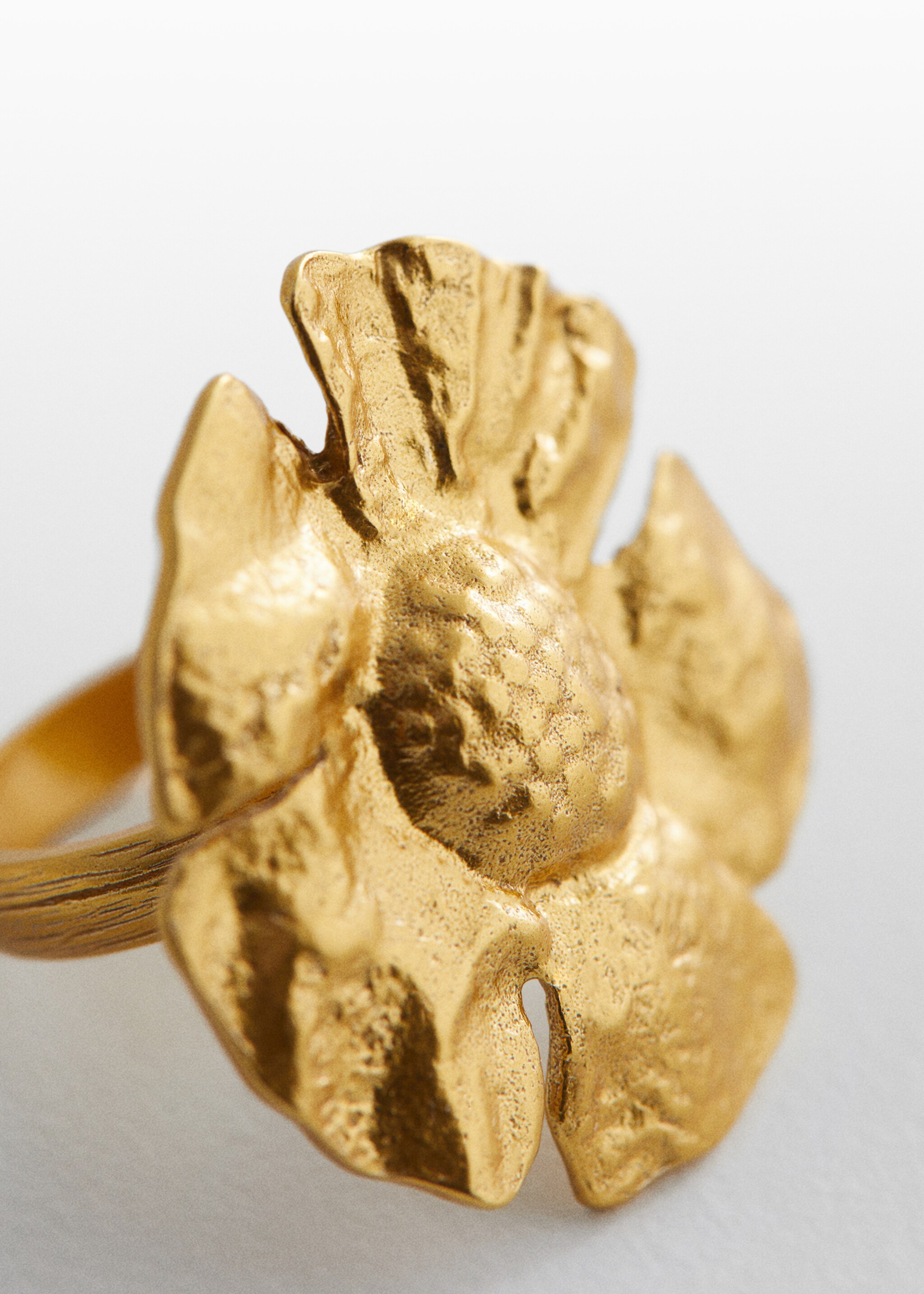 Textured flower ring - Details of the article 1, Gold. Ref: 47097833-00.