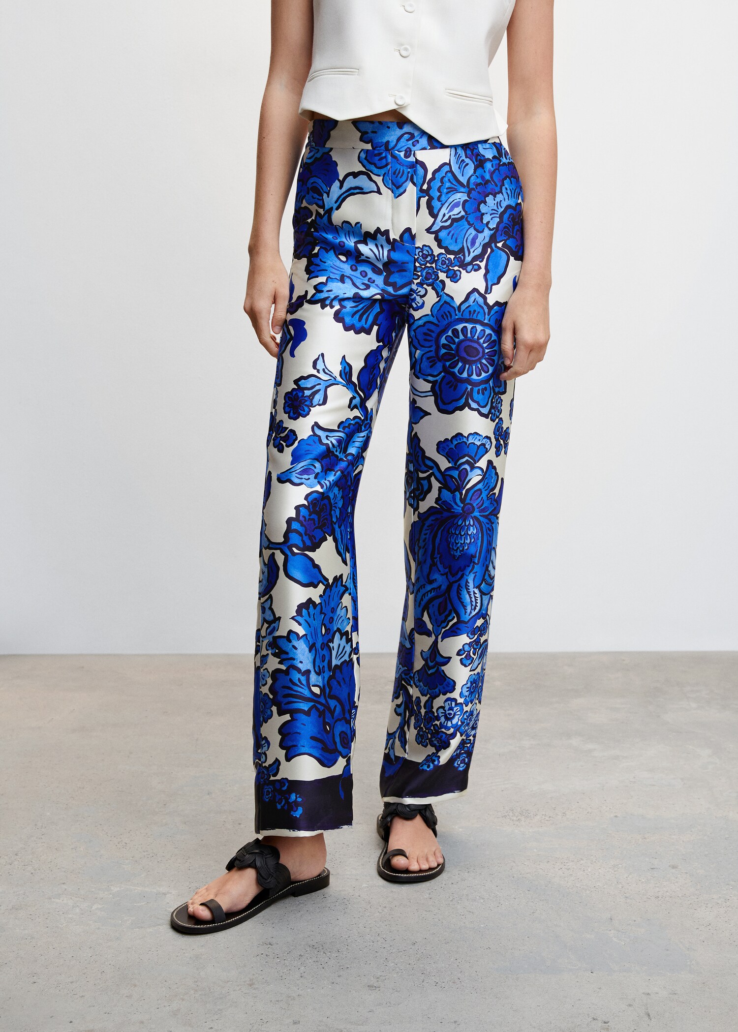 Pantalón satinado floral - Plano medio