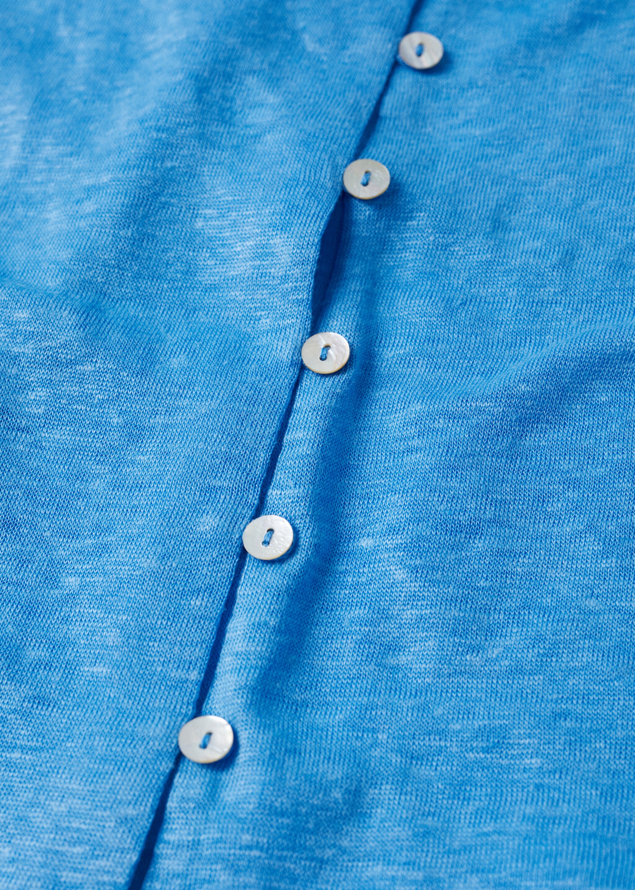 100% linen top with buttons - Details of the article 8, Blue. Ref: 47109604-00.