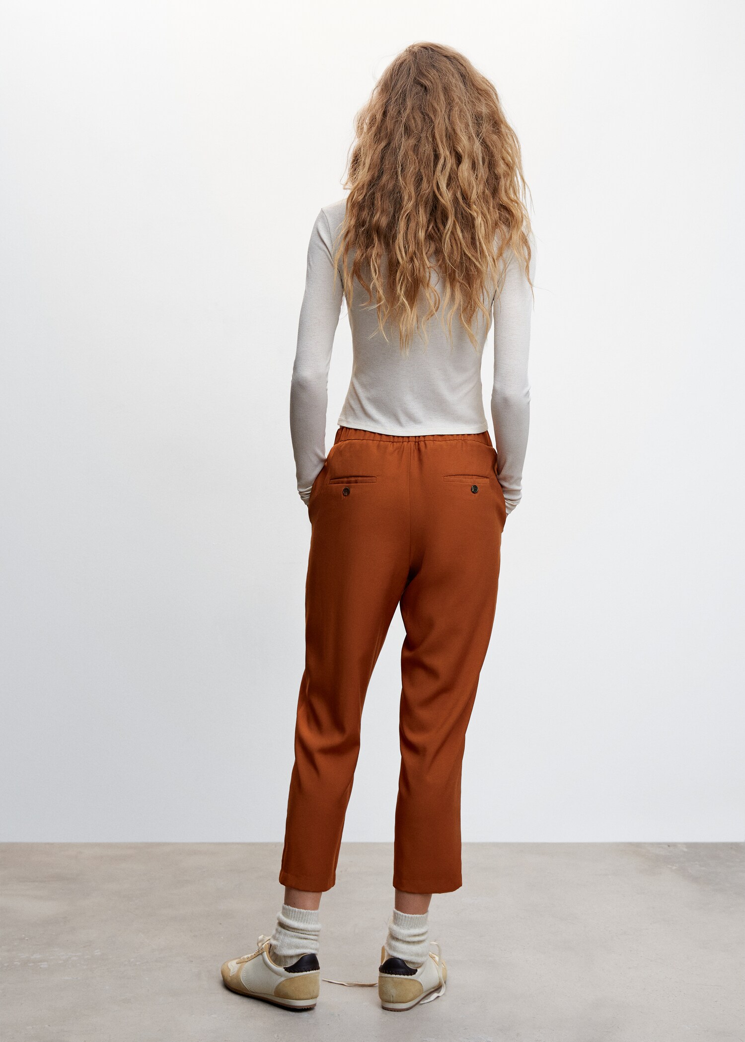 Satinierte Hose mit Stretchbund - Rückseite des Artikels