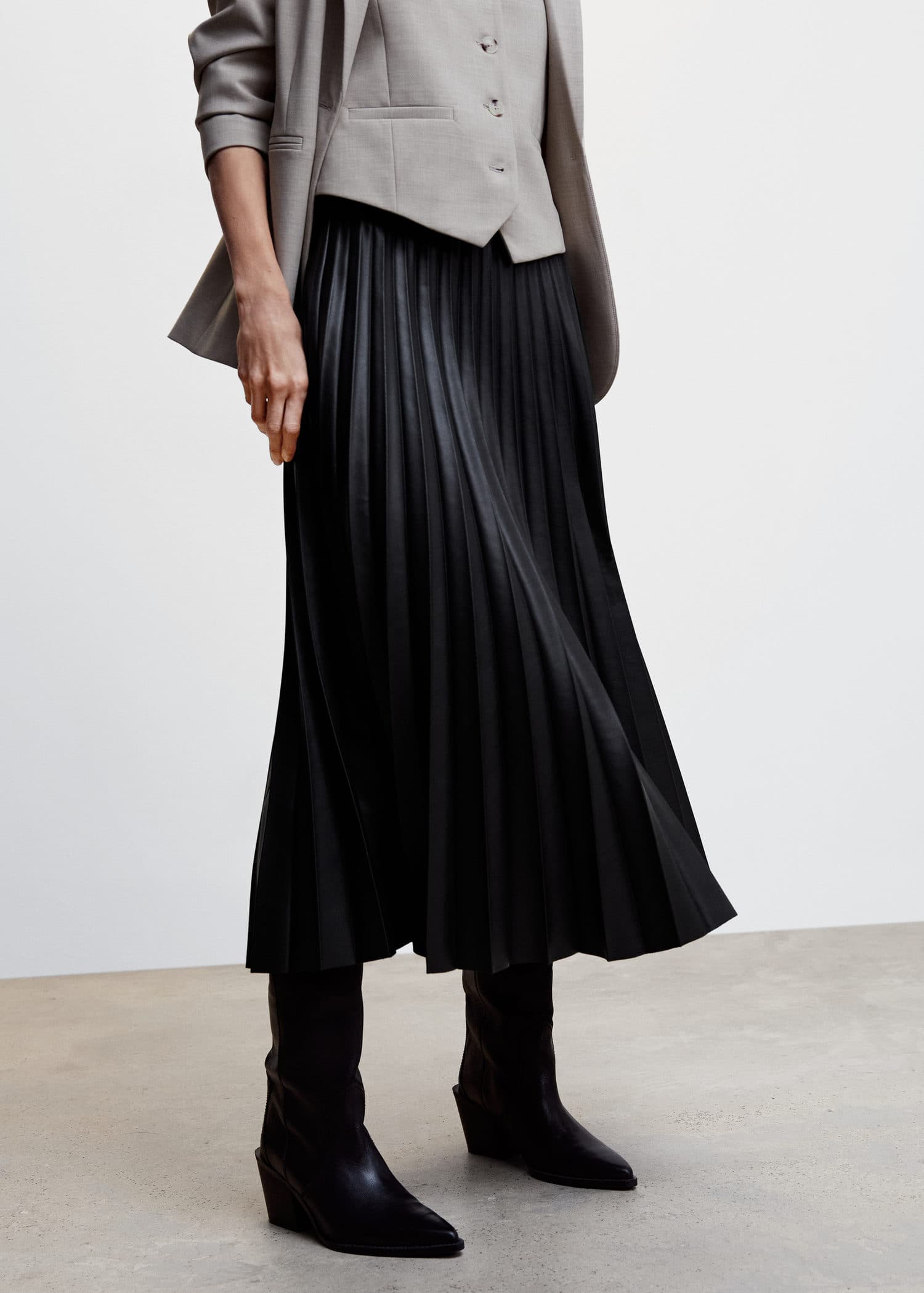 Faux-leather pleated skirt - Plan mediu