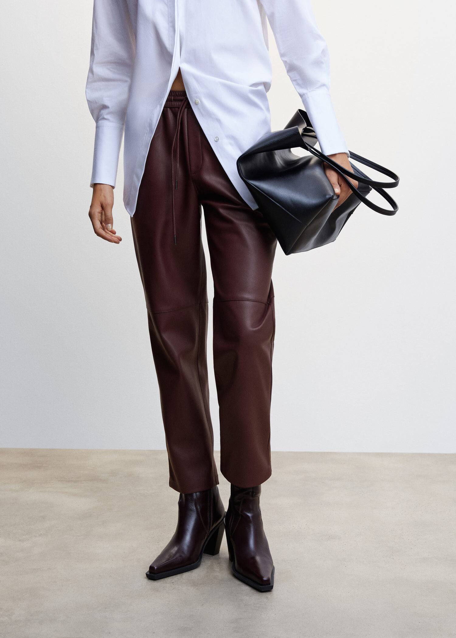 Leather-effect elastic waist trousers - Plan mediu