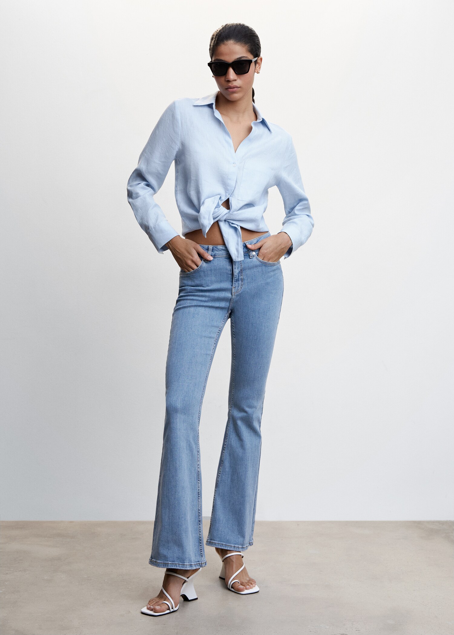 Jeans flare tiro medio - Plano general