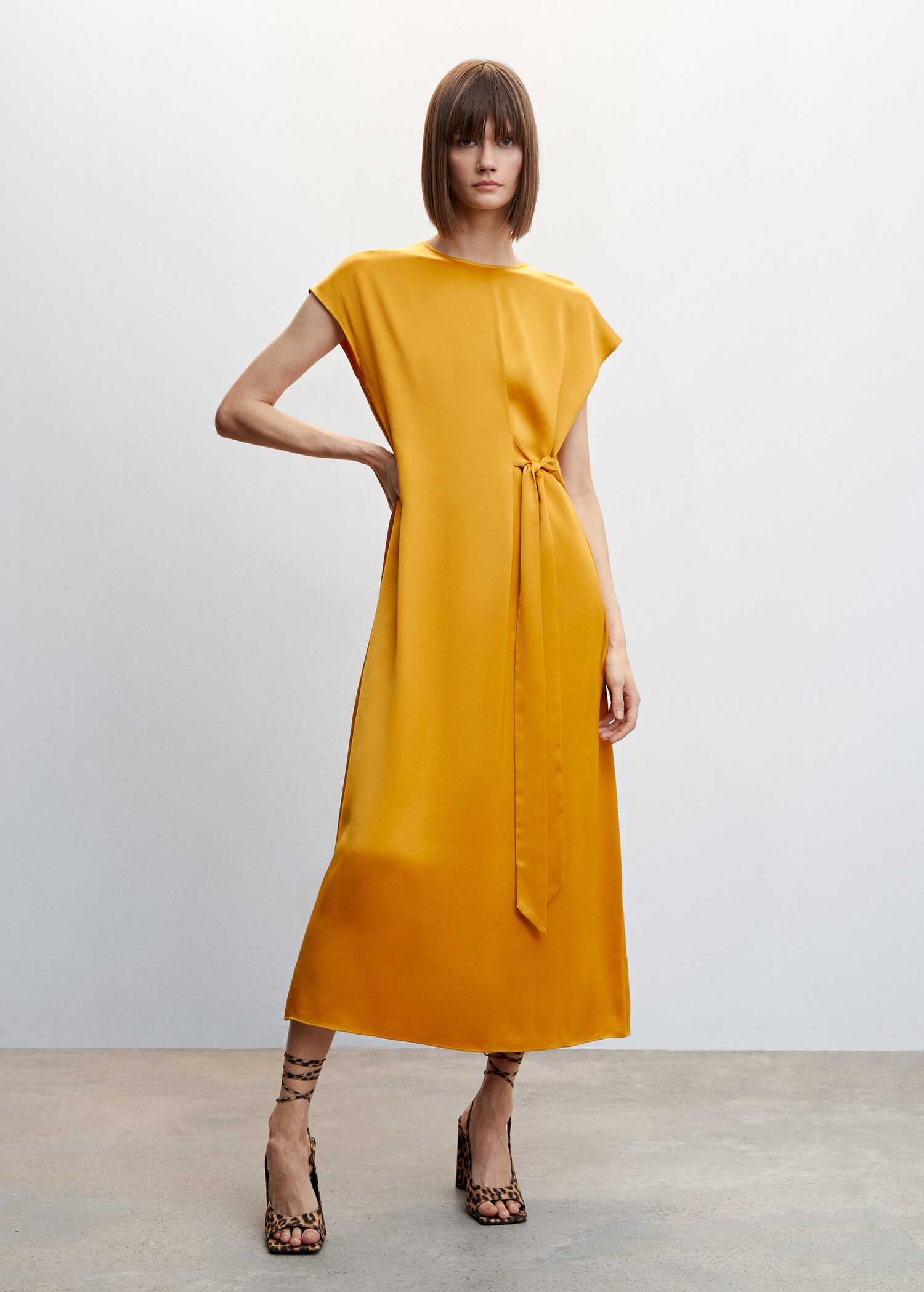 Satiniertes Kleid mit Knoten - Allgemeine Ansicht