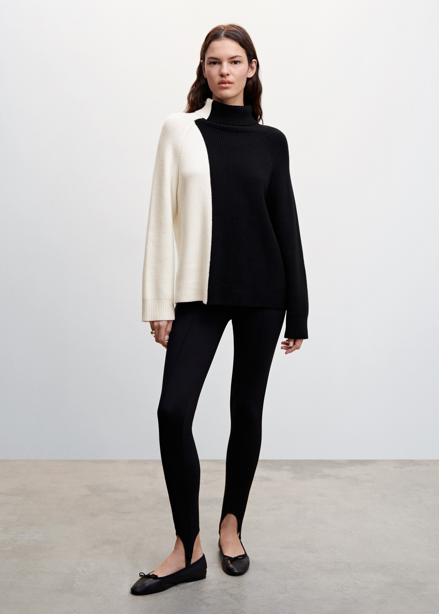 Two-tone turtleneck sweater - General plane
