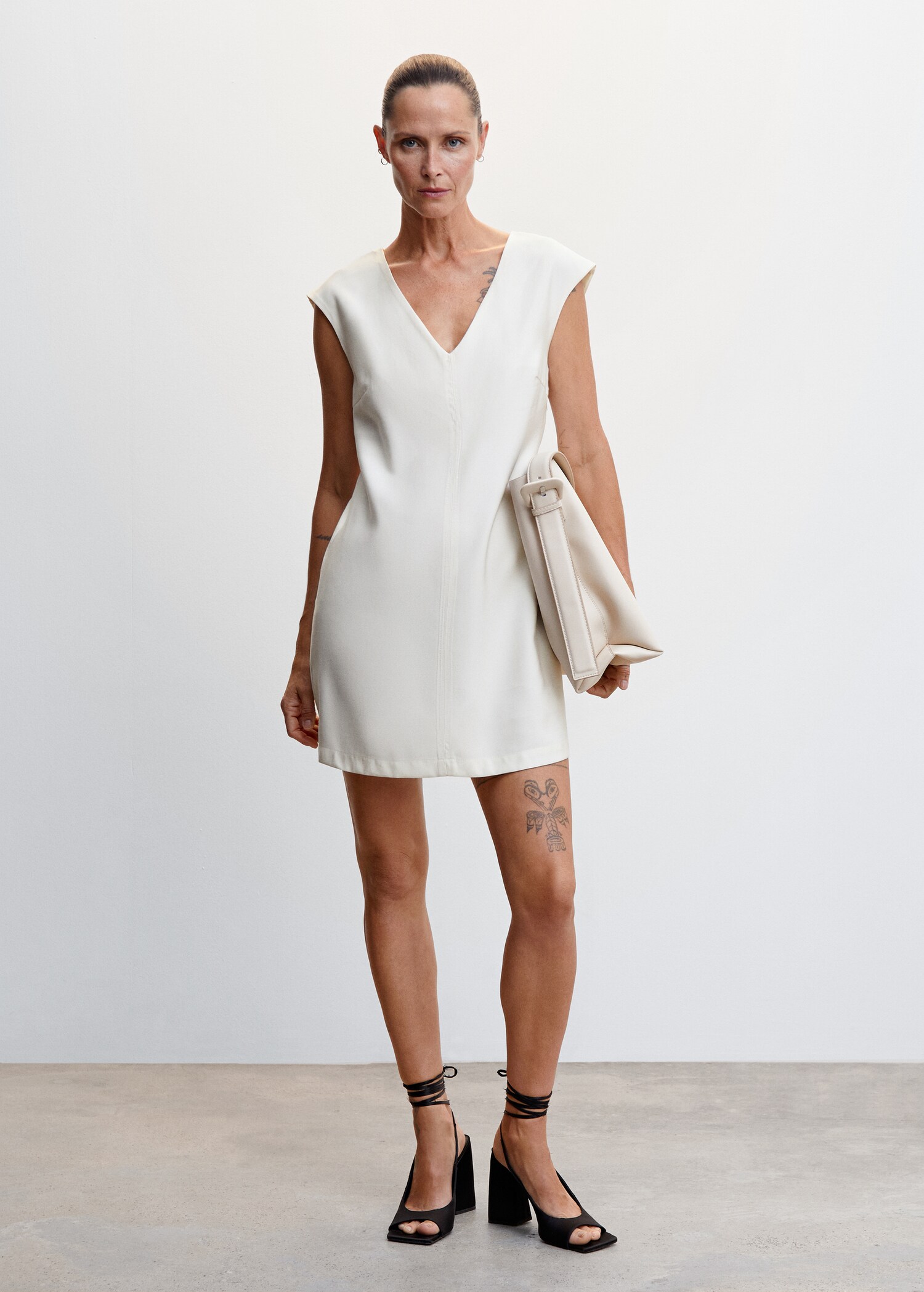 Kurzes Kleid mit V-Ausschnitt - Allgemeine Ansicht