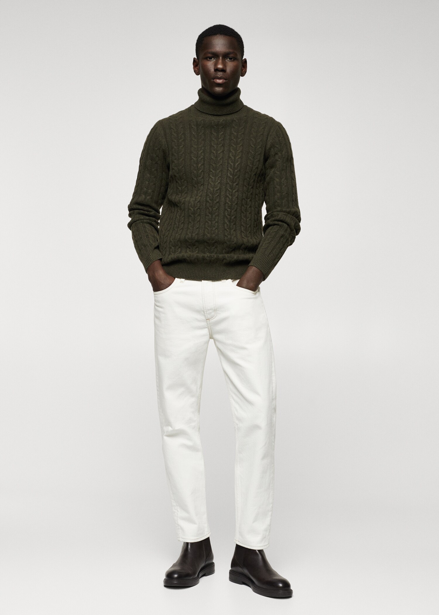 Rollkragenpullover mit Zopfmuster - Allgemeine Ansicht