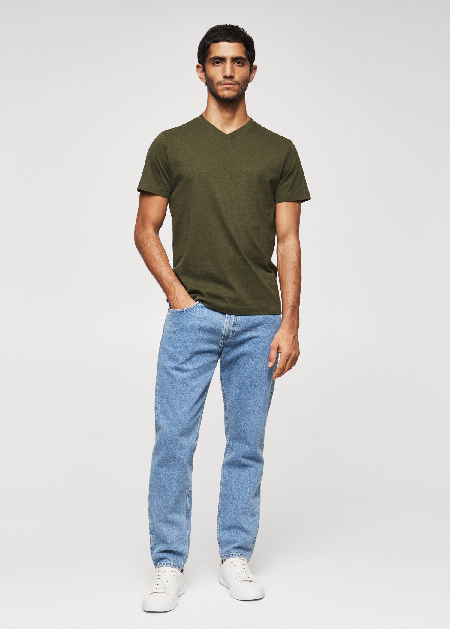 Koszulka z dekoltem w serek lightweight - Plan ogólny