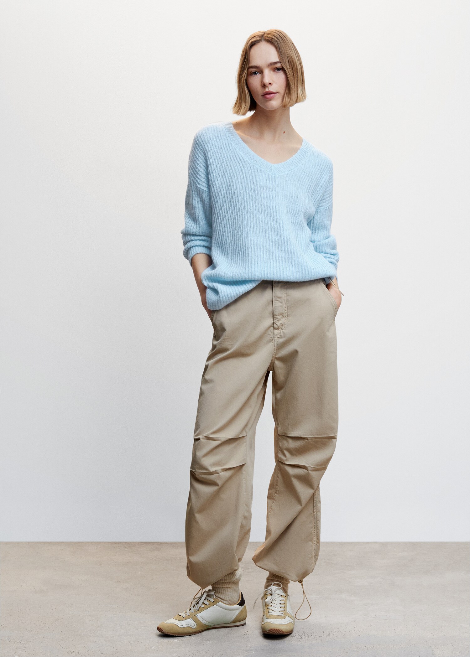 V-neck ribbed knit sweater - General plane