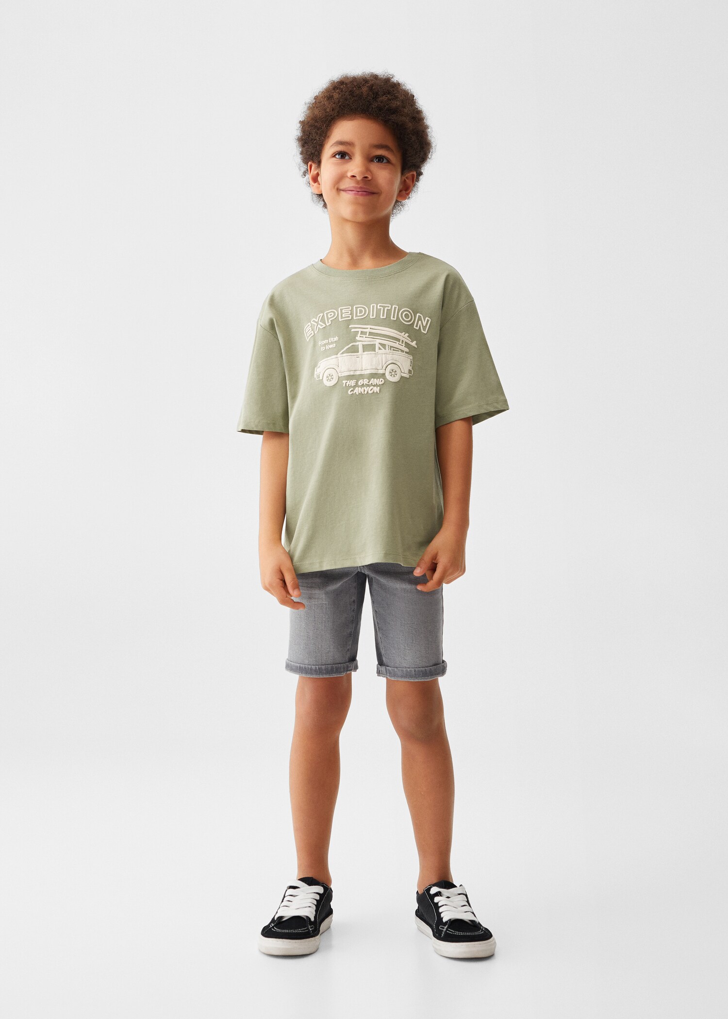 Tricou cu desen imprimat - Plan general