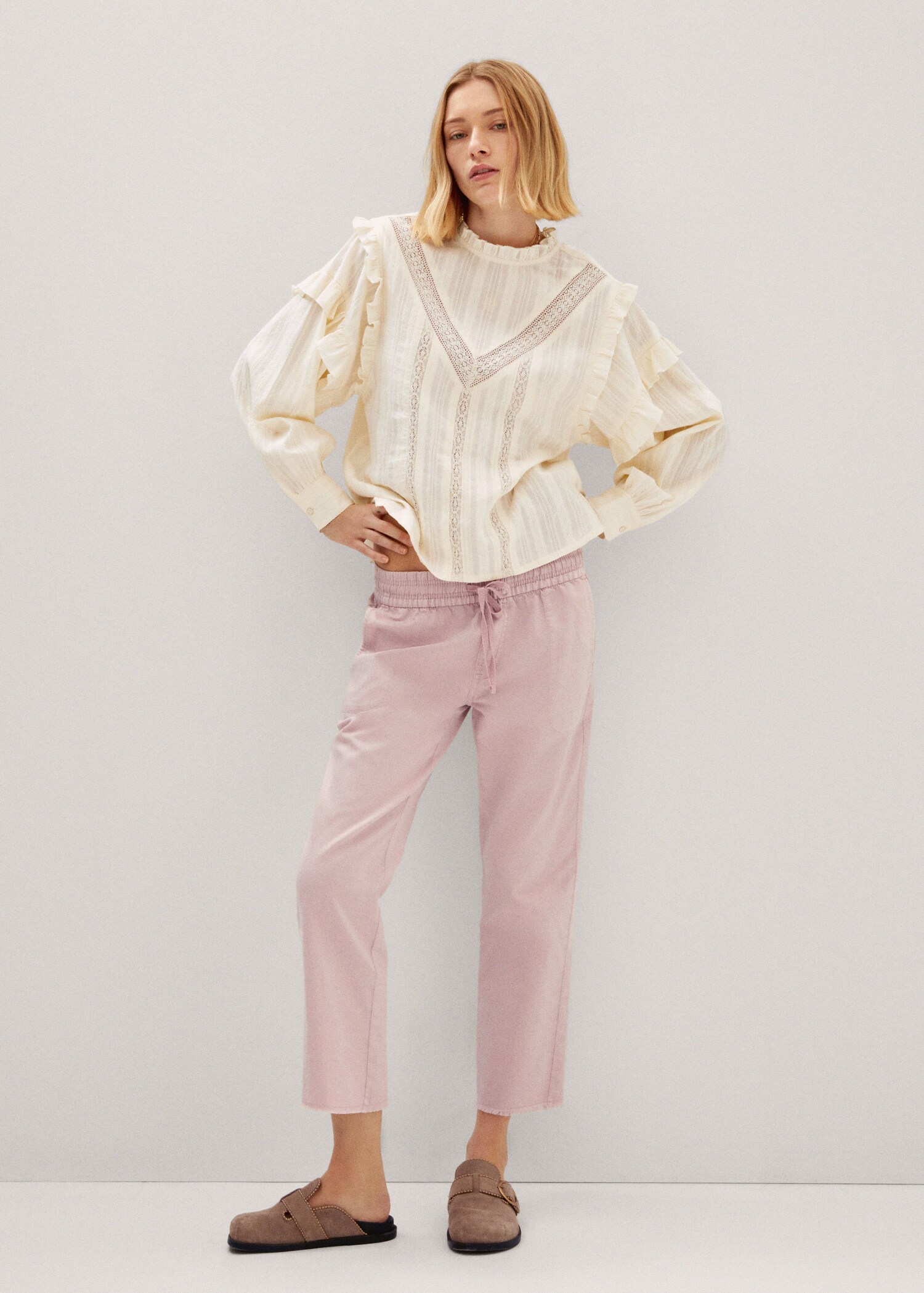 Geborduurde blouse met ruches - Overzichtstekening