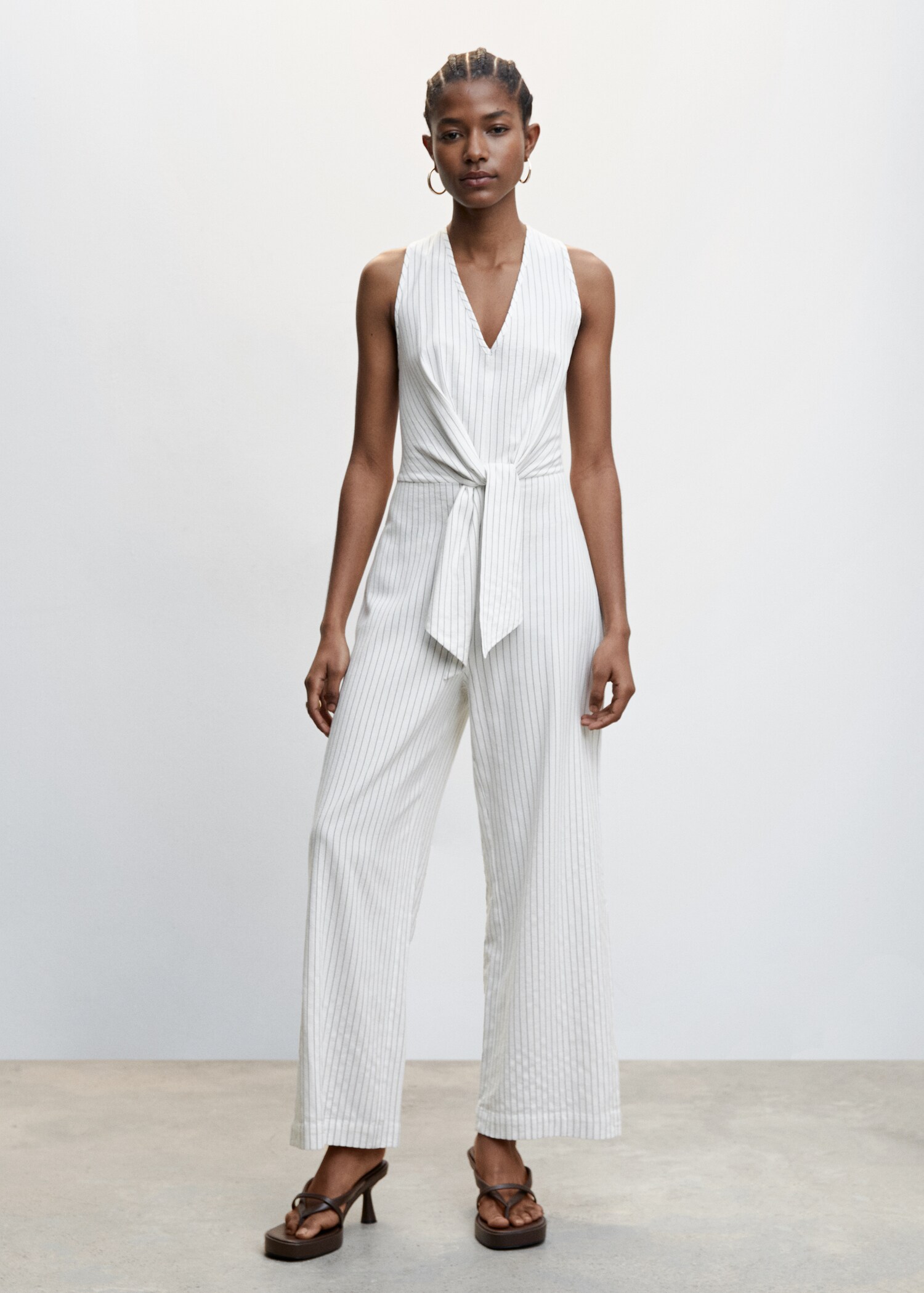 Gestreifter Jumpsuit mit Knotendetail - Allgemeine Ansicht