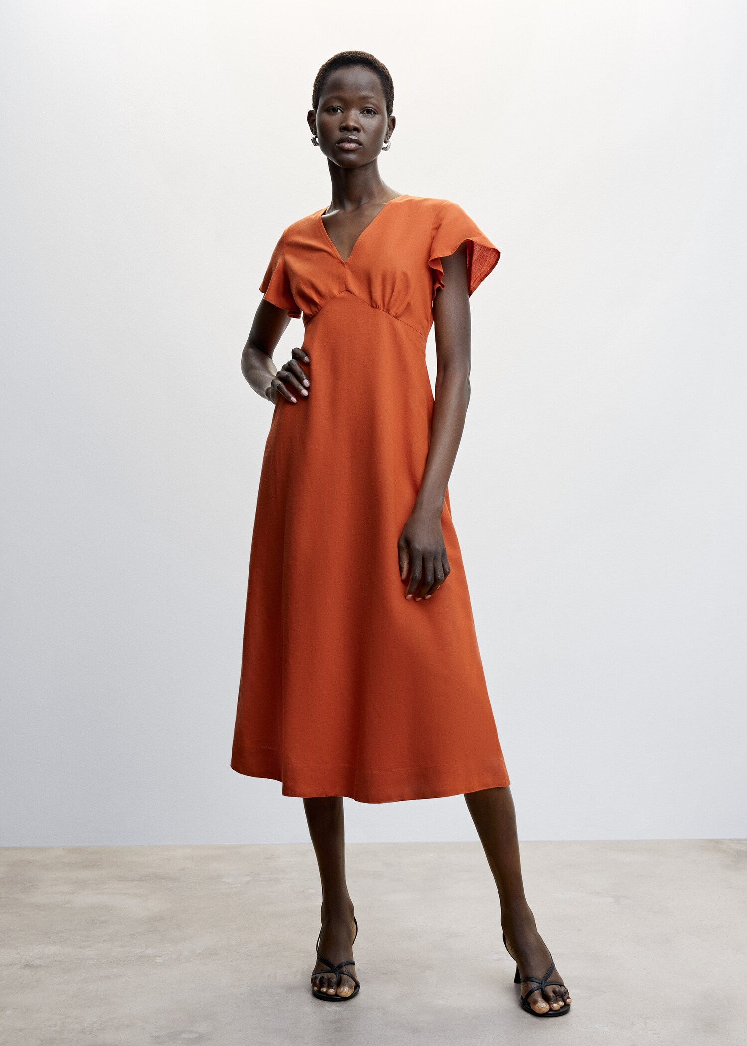 V-neckline dress - General plane
