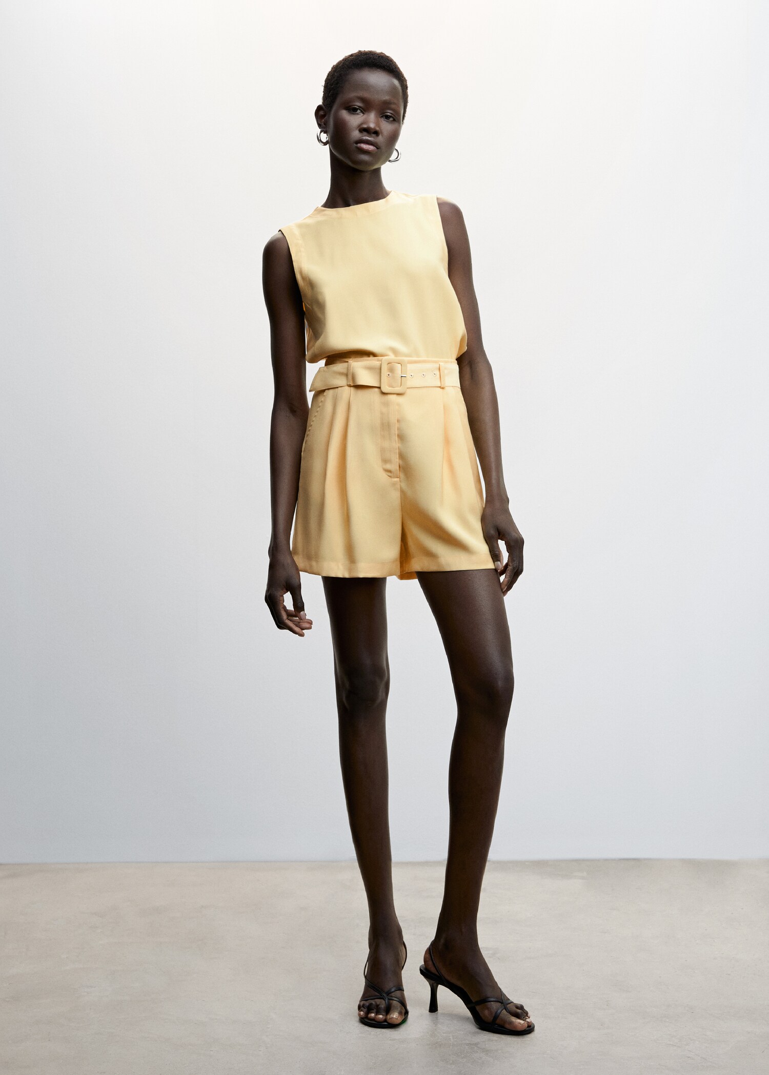 Bluse mit rückwärtiger Öffnung - Allgemeine Ansicht