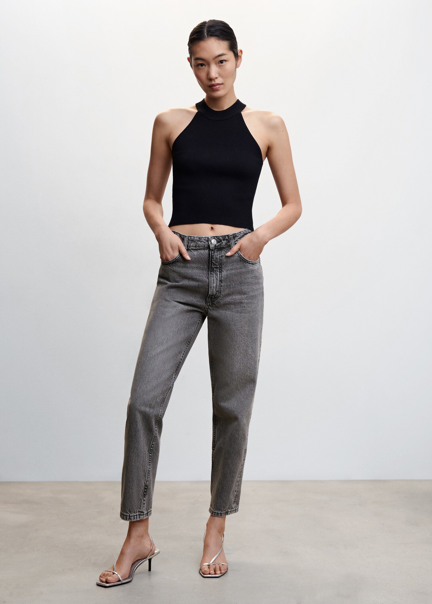 Jeans mom tiro alto - Plano general
