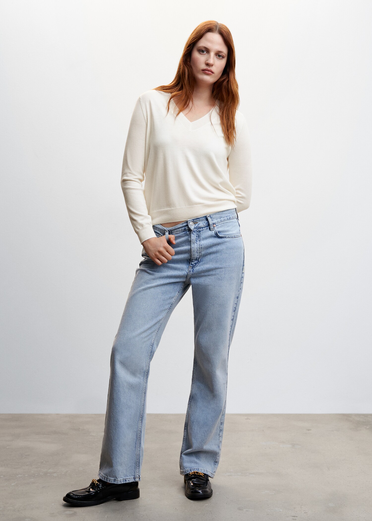Fine-knit V-neck sweater - General plane