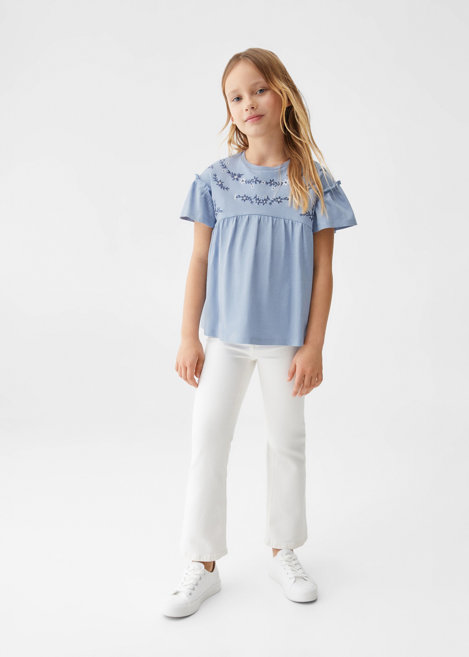 Tricou cu flori brodate - Plan general