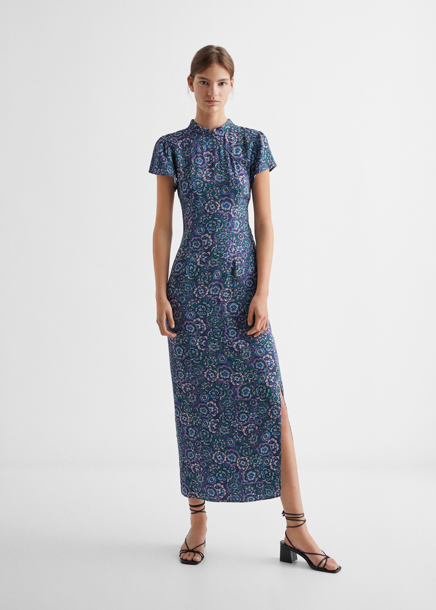 Embossed flower gown - General plane