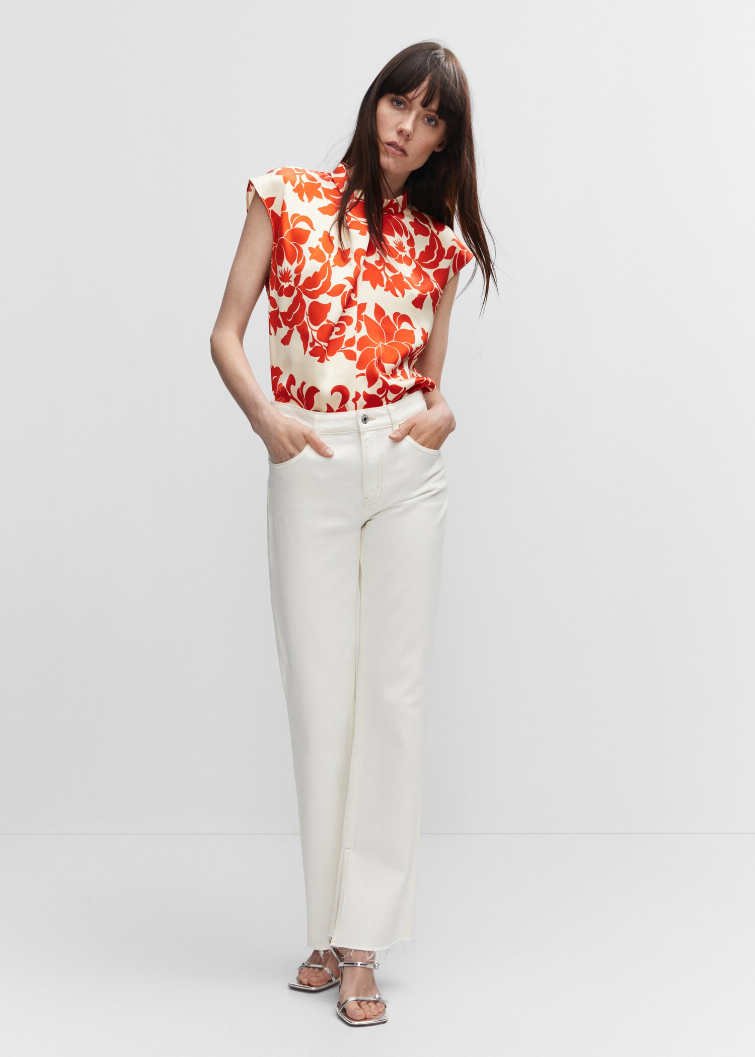 Blusa satinada floral - Plano general